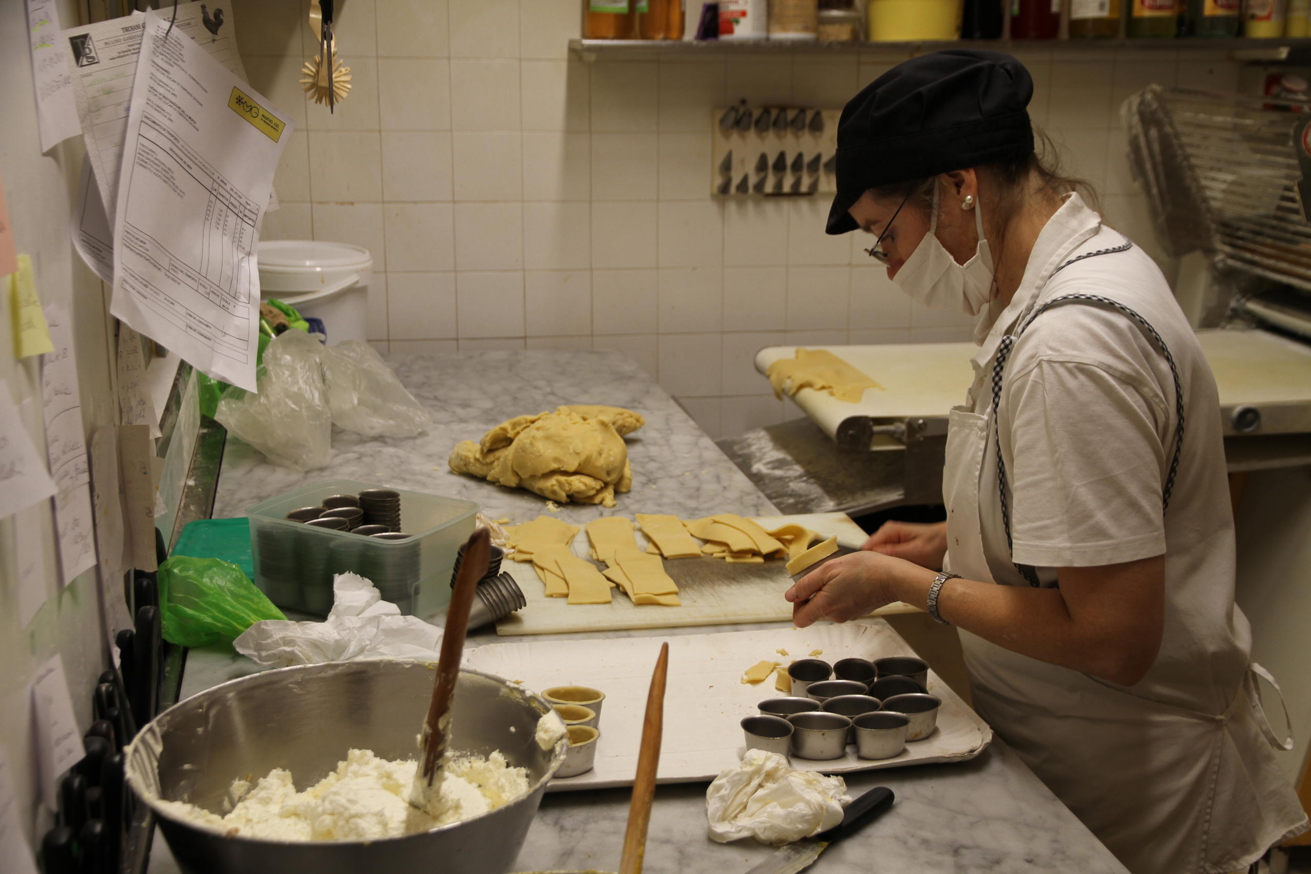 Bäckerin bei der Arbeit