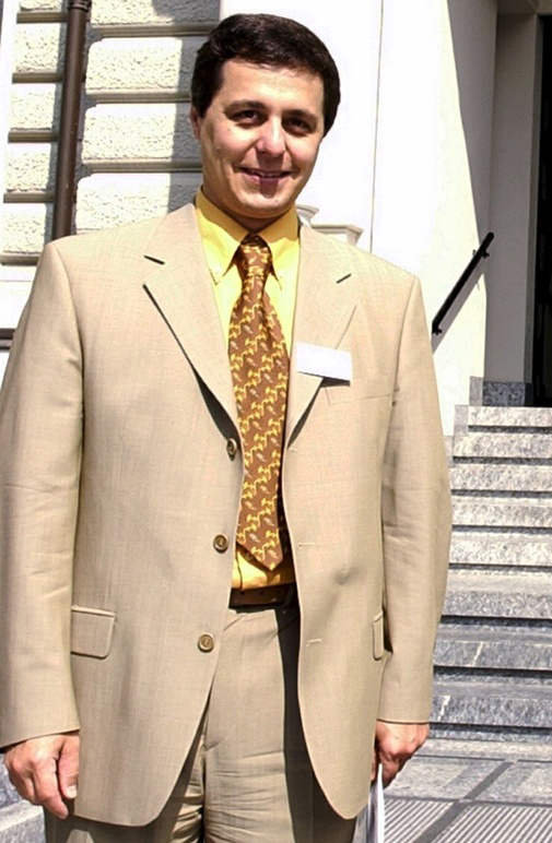 2002年，卡西斯在提契諾州擔任州醫生。