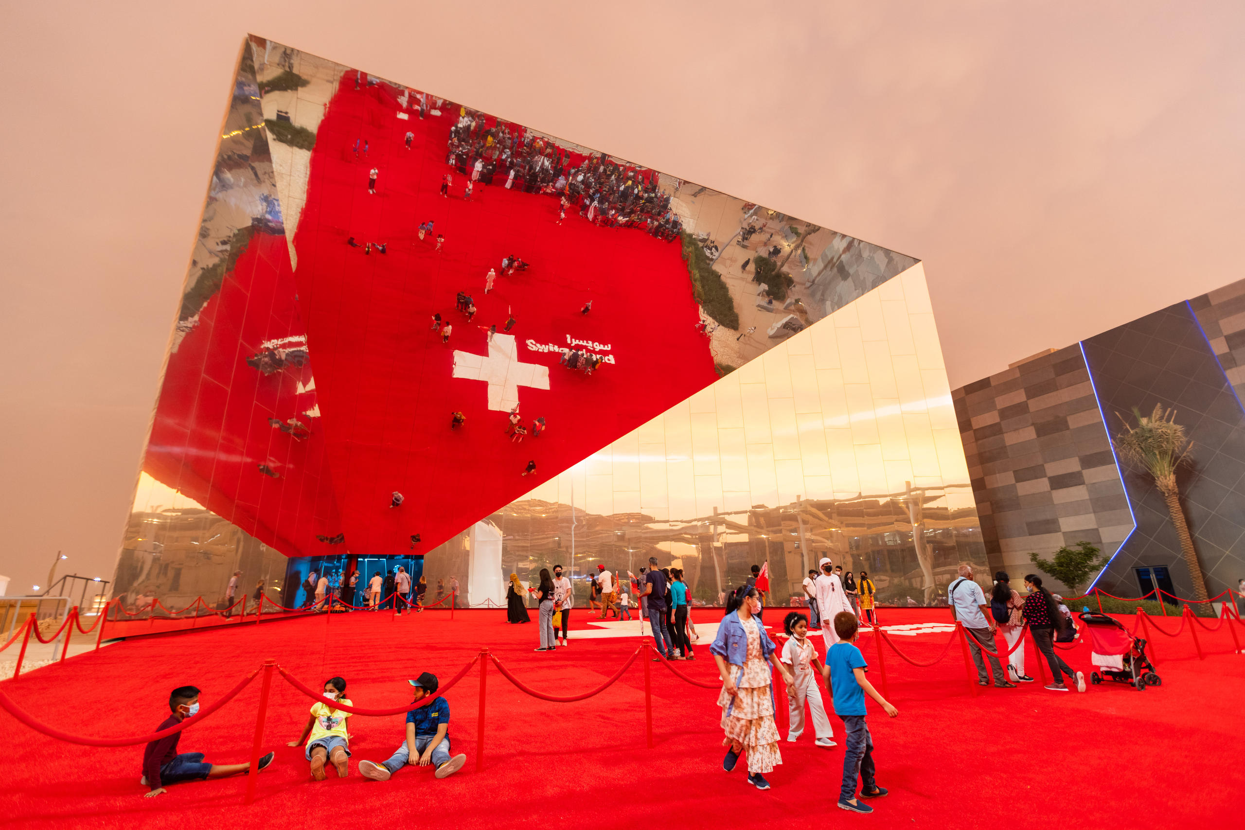 Spiegelfassade des Schweizer Pavillons