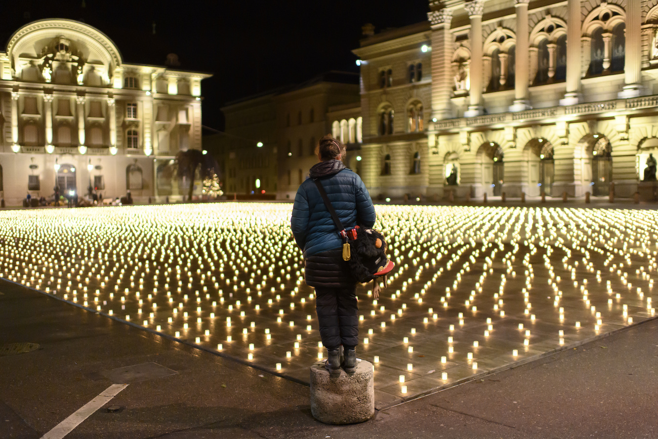 12 000 candeline in Piazza federale a ricordo delle vittime della pandemia in Svizzera.