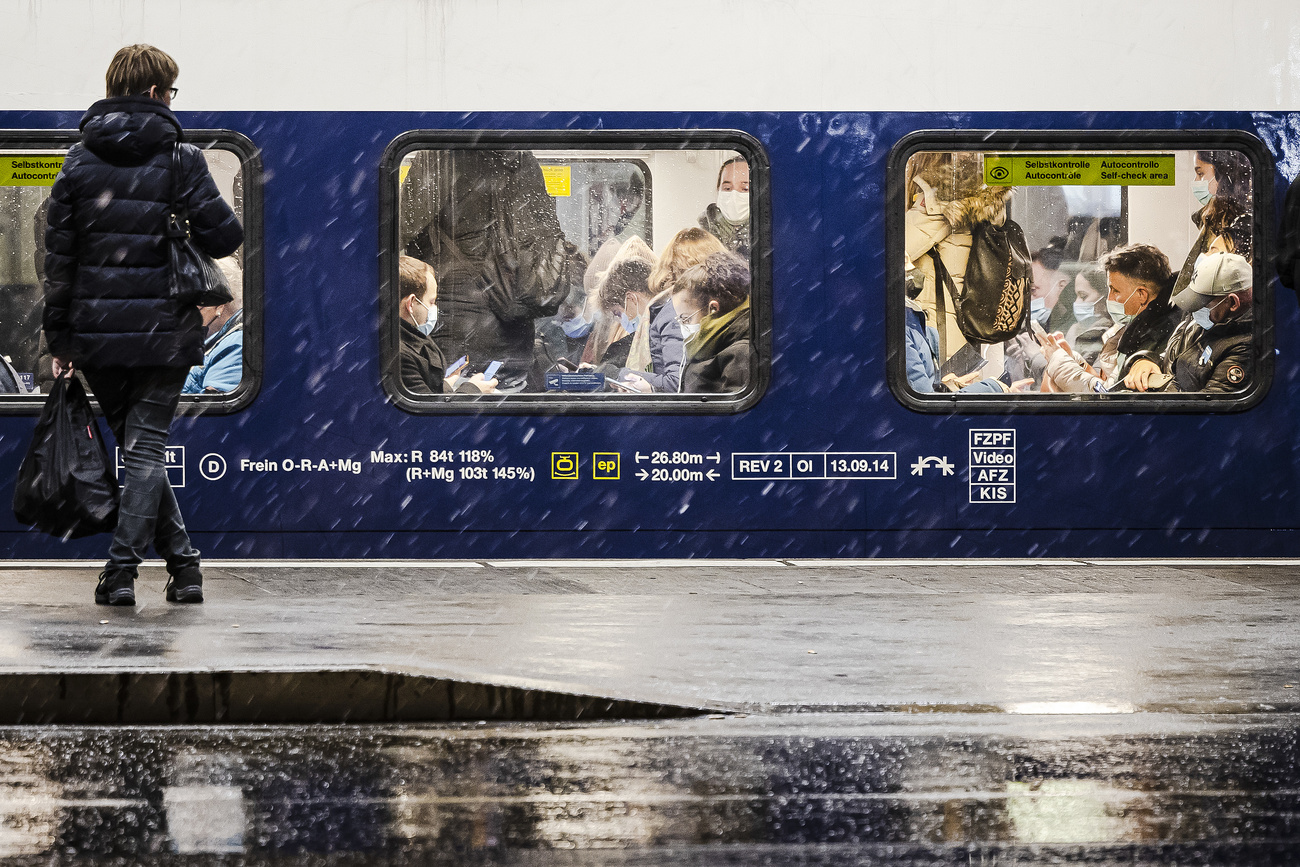 train rempli de passagers masqués