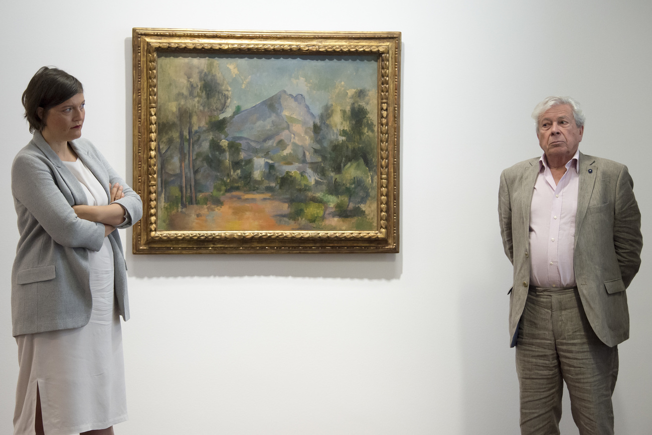 Nina Zimmer (izquierda) con un Cézanne saqueado