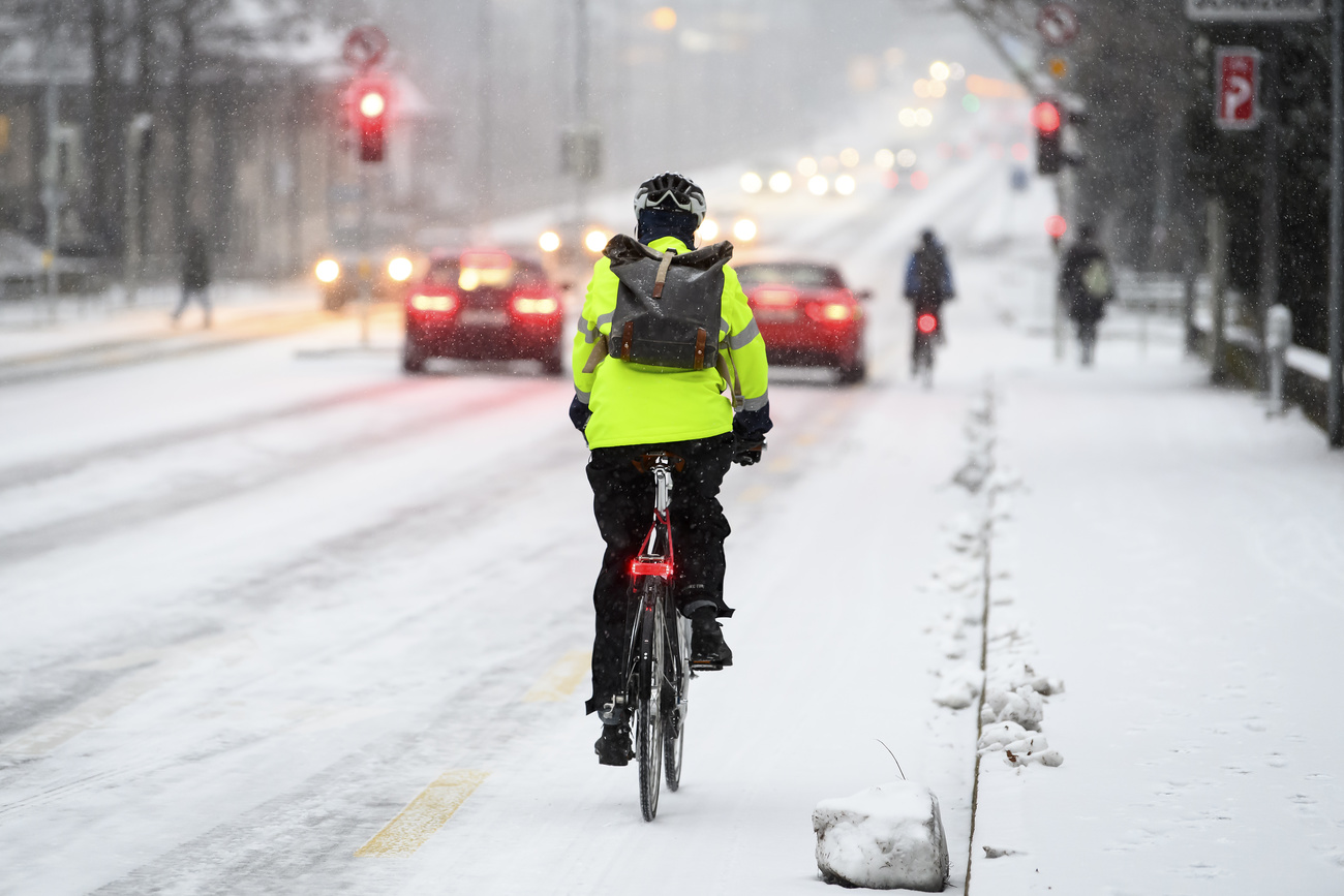 Cycliste sur une route enneigée