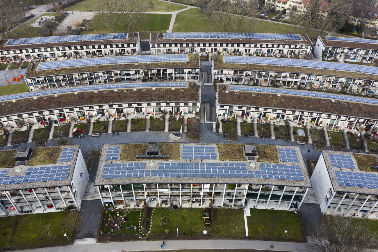 蘇黎世格林馬特(Grünmatt)住房合作社裡房屋屋頂上的太陽能電板，2021年3月。