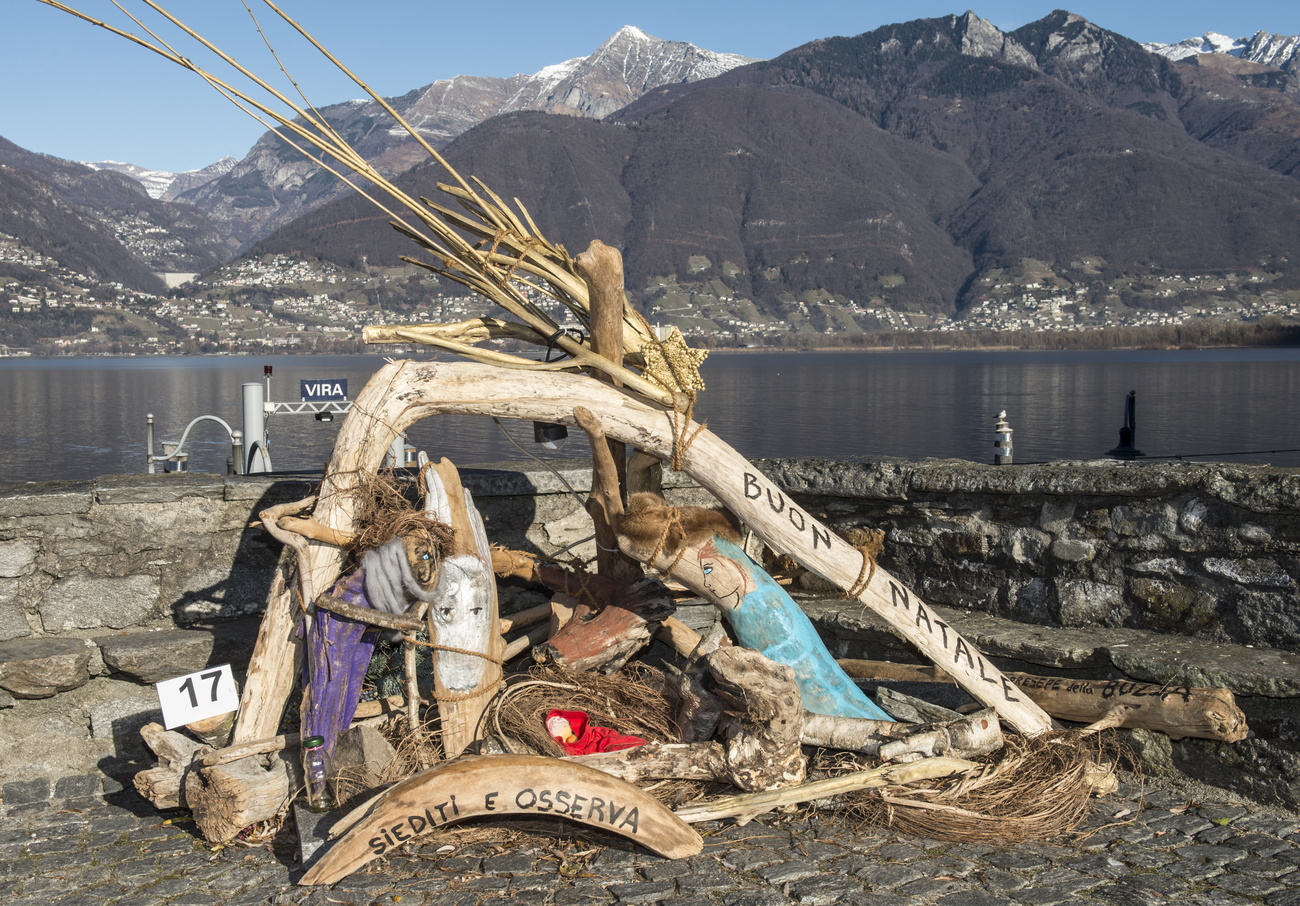 Un presepe fatto con pezzi di legno recuperati dal lago.