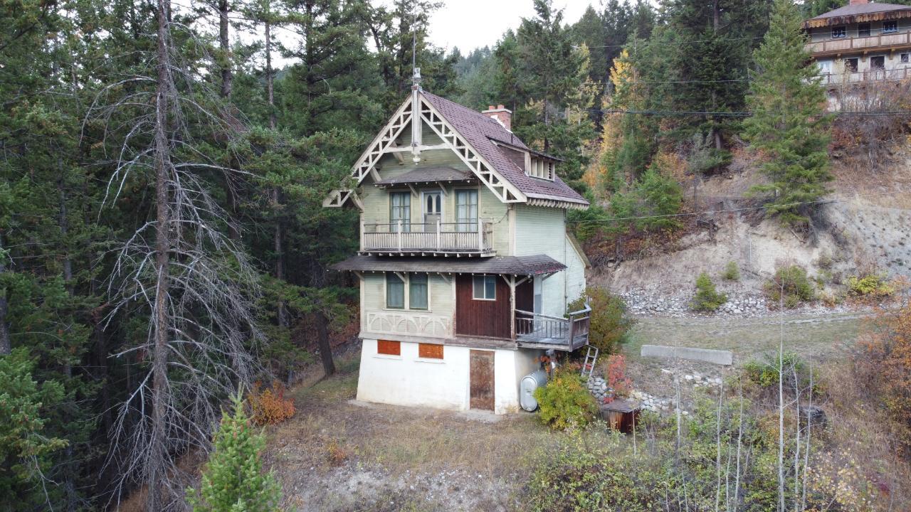 Chalets dans une pente boisée