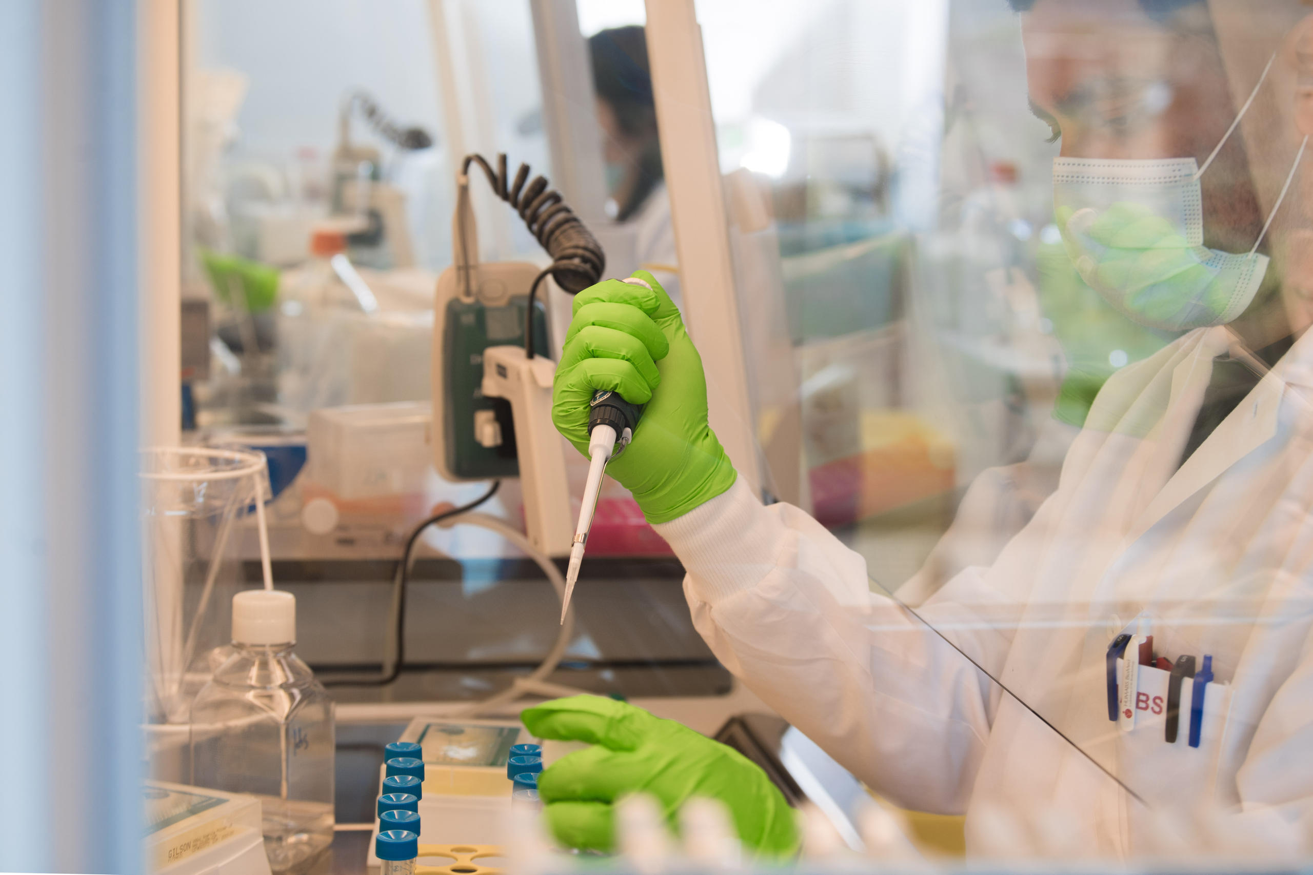 persona in un laboratorio