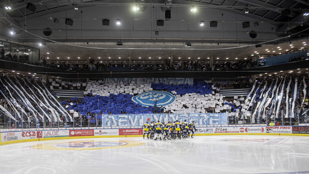 la curva dei tifosi dell Ambri-Piotta.