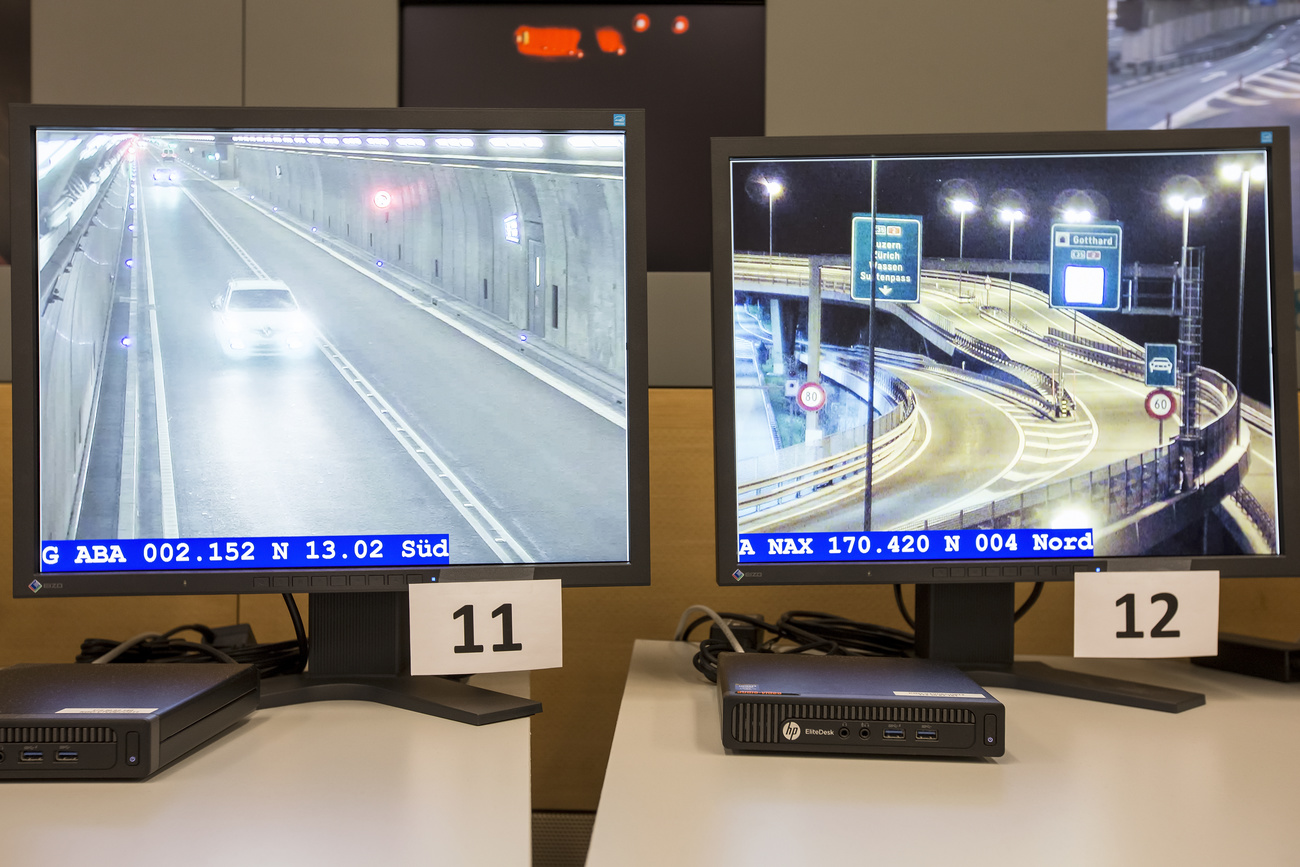 schermi di computer con immagini di strade