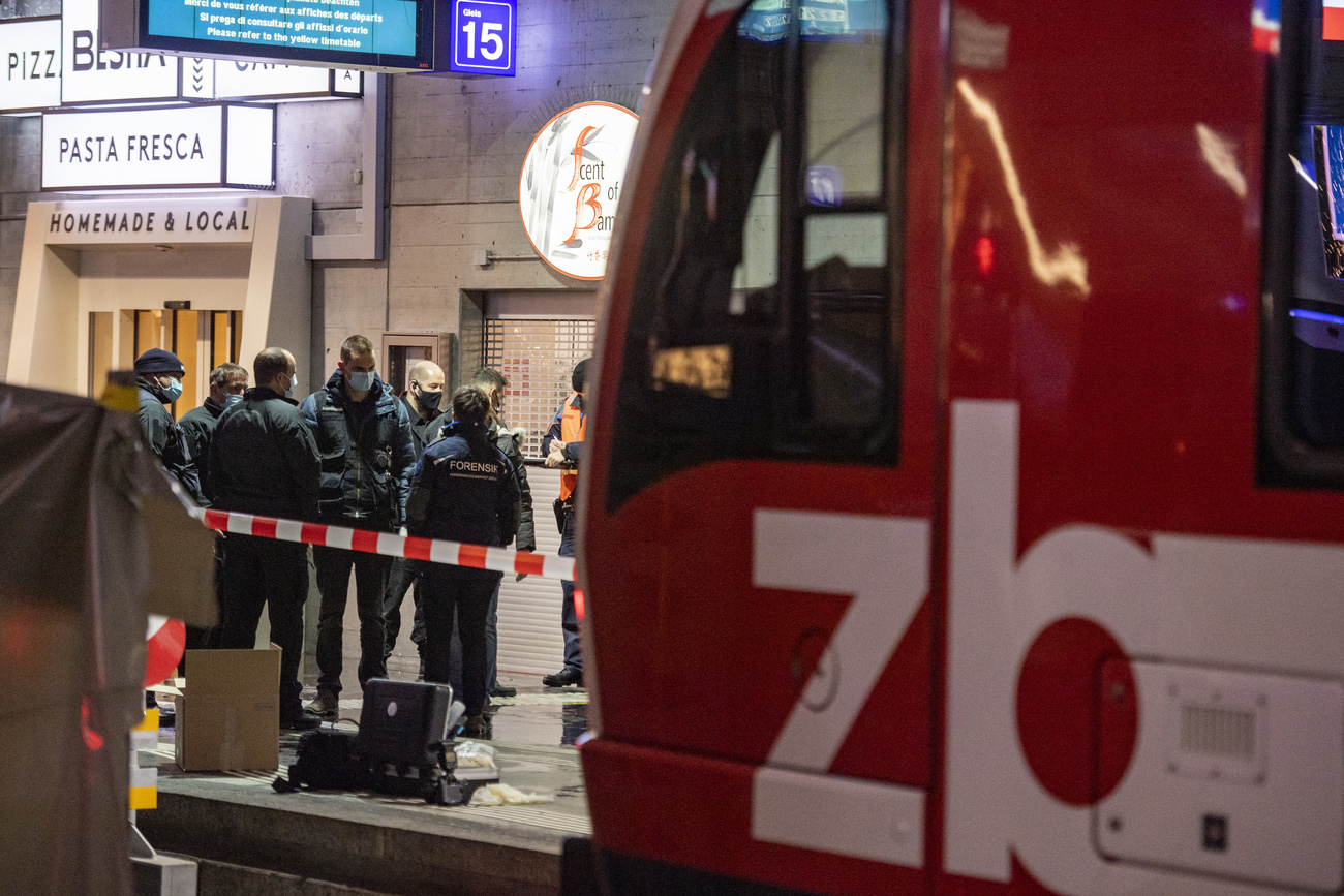 poliziotti in una stazione