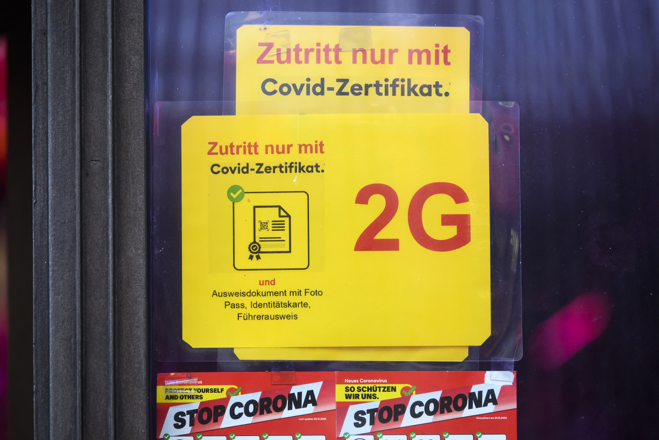 Cartello con scritto 2G.