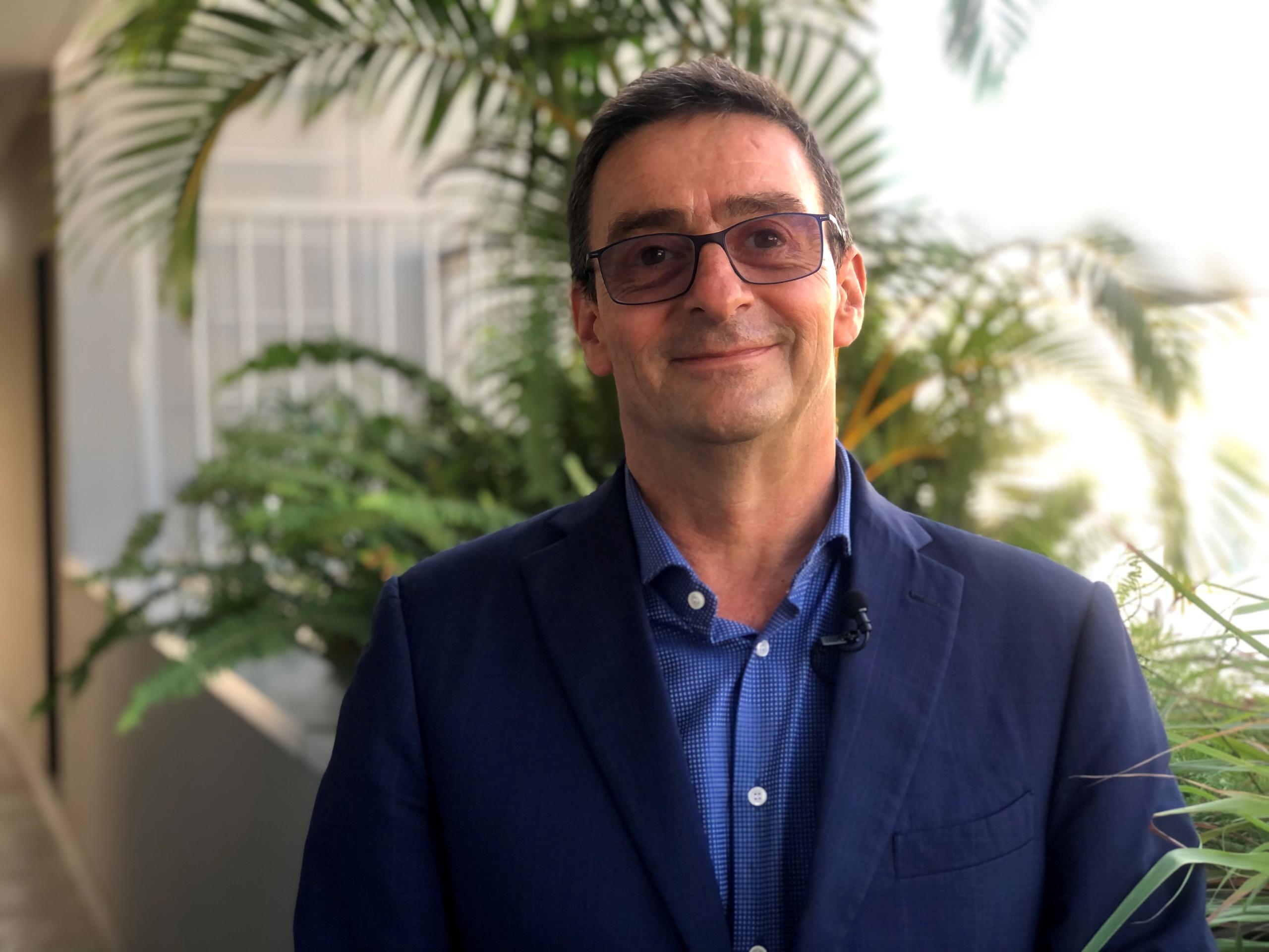 Portrait d Andrea Semadeni sur la terrasse de l ambassade à Dakar