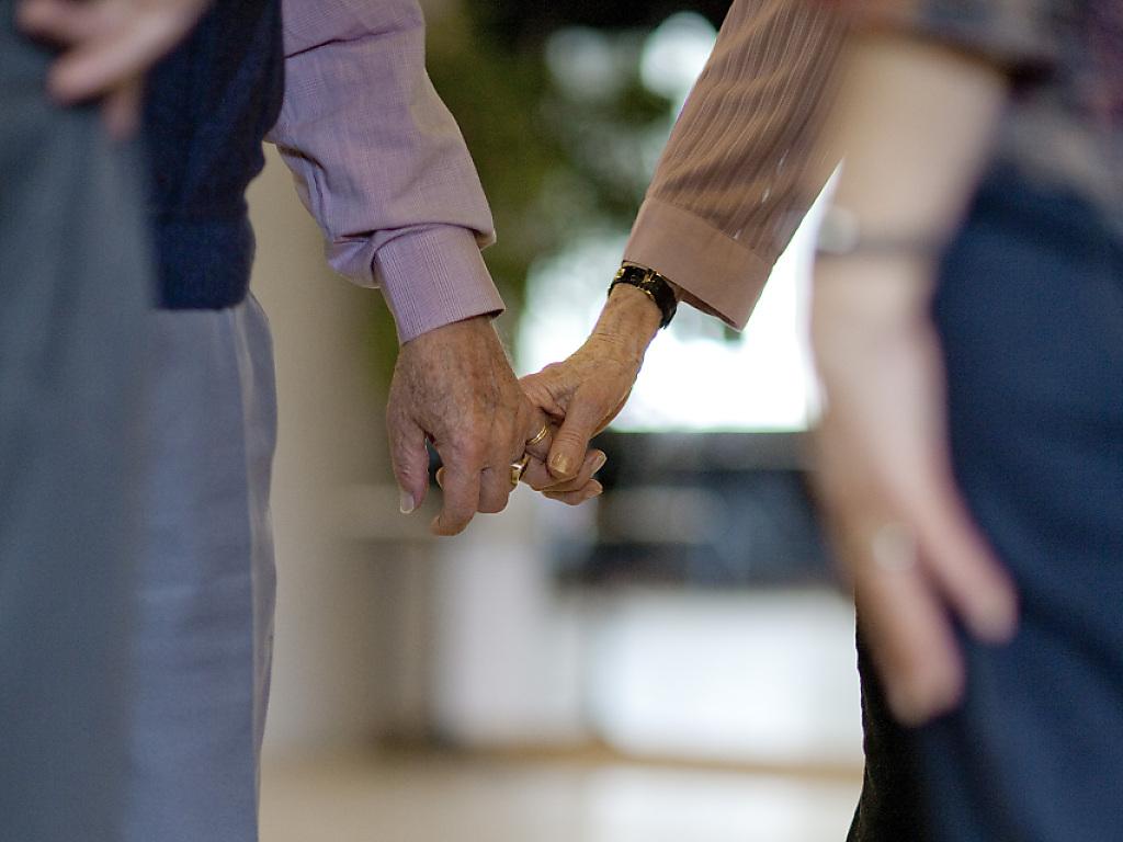 一对参加午后舞蹈活动的伴侣：根据一项调查，伴侣关系满意度自65岁起稳定保持在高水平。