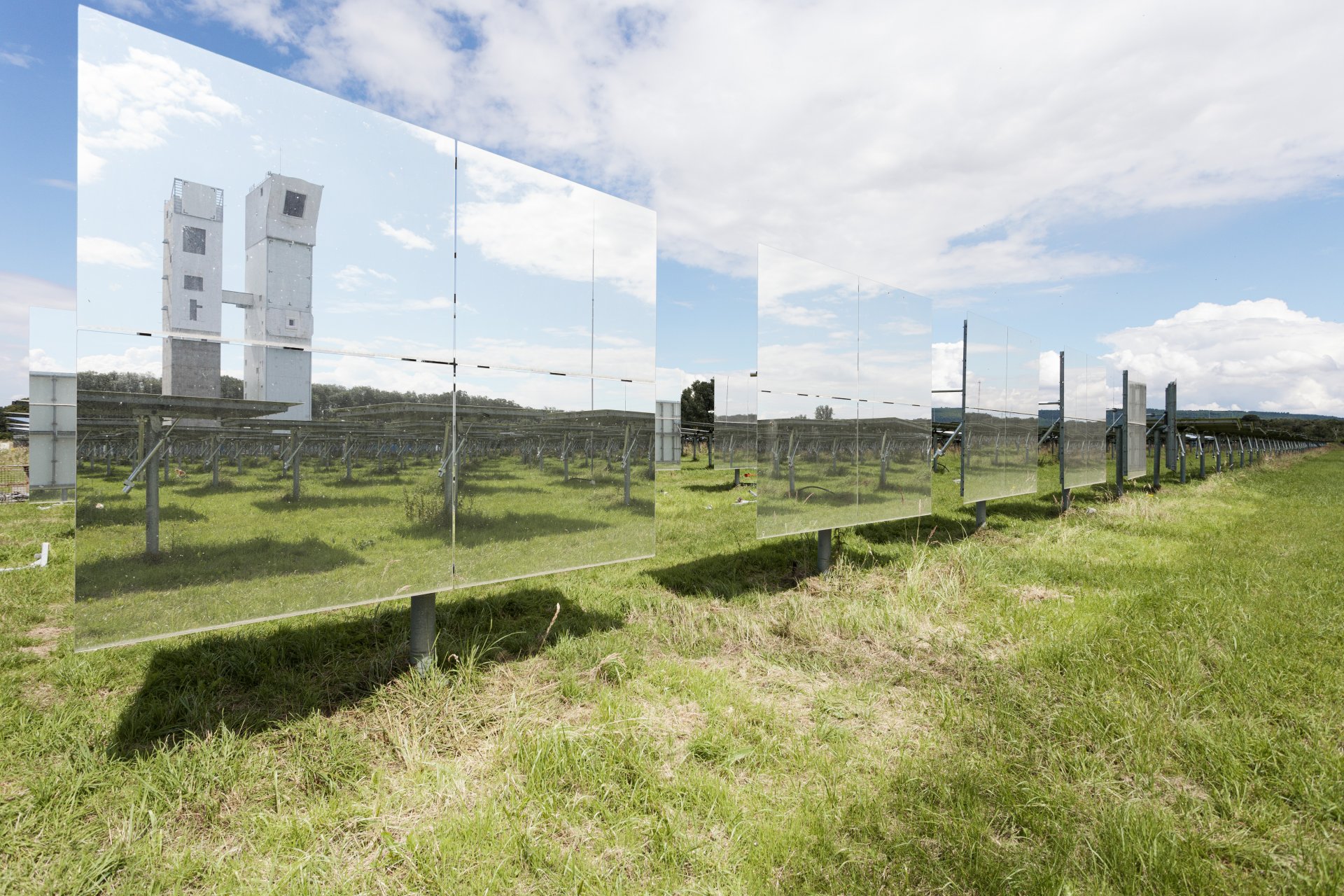 德國於利希佔地8萬平方米的太陽能設施設置了2000多面鏡子，把陽光反射至兩座太陽能塔。