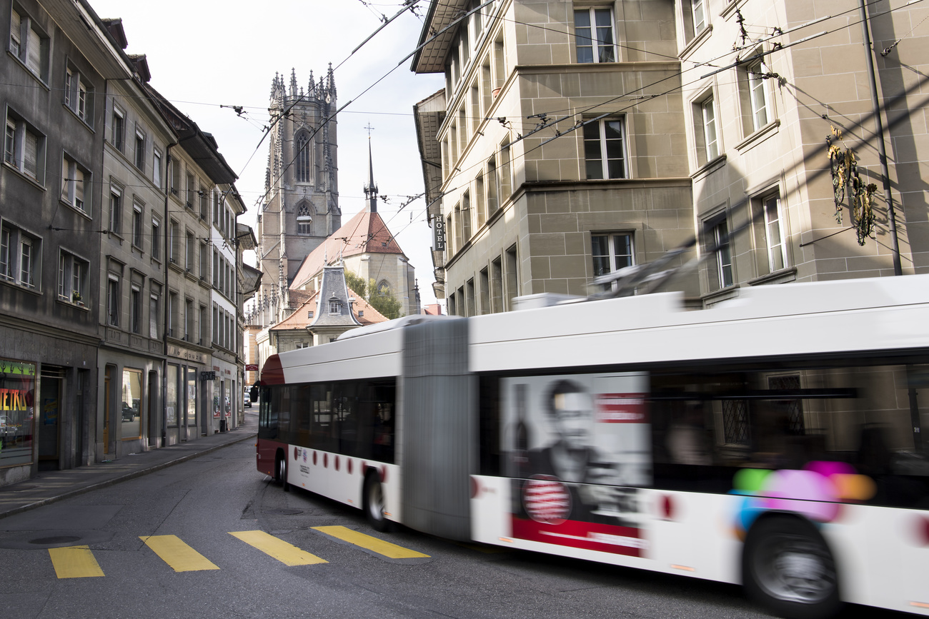Un bus della compagnia TPF circola per le vie del centro di Friburgo.