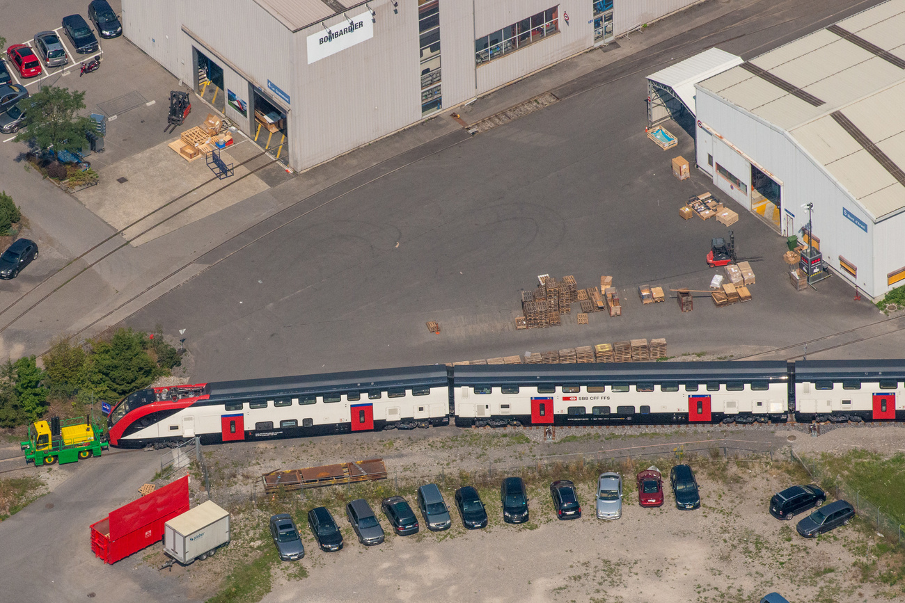 Une vue aérienne de l usine de Villeneuve et d un train CFF