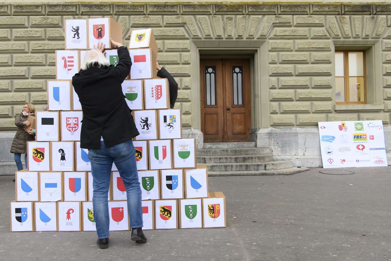 Le firme raccolte per l iniziativa divise per cantoni deposte davanti alla Cancelleria federale.
