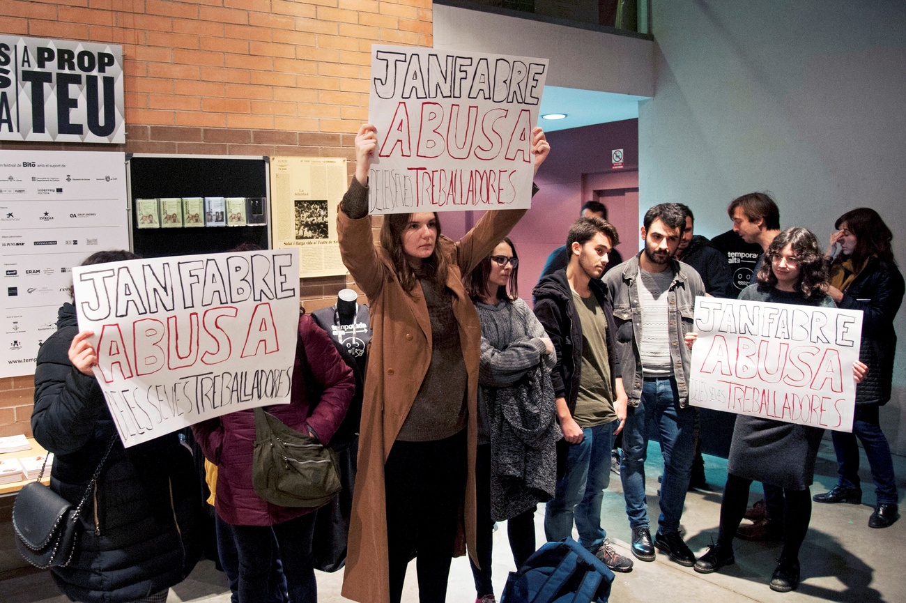 11月25日，人們在西班牙赫羅納舉行示威，反對比利時編舞家讓·法布爾(Jan Fabre)的訪問。法布爾被指在其舞蹈團內部進行性騷擾和使用暴力。