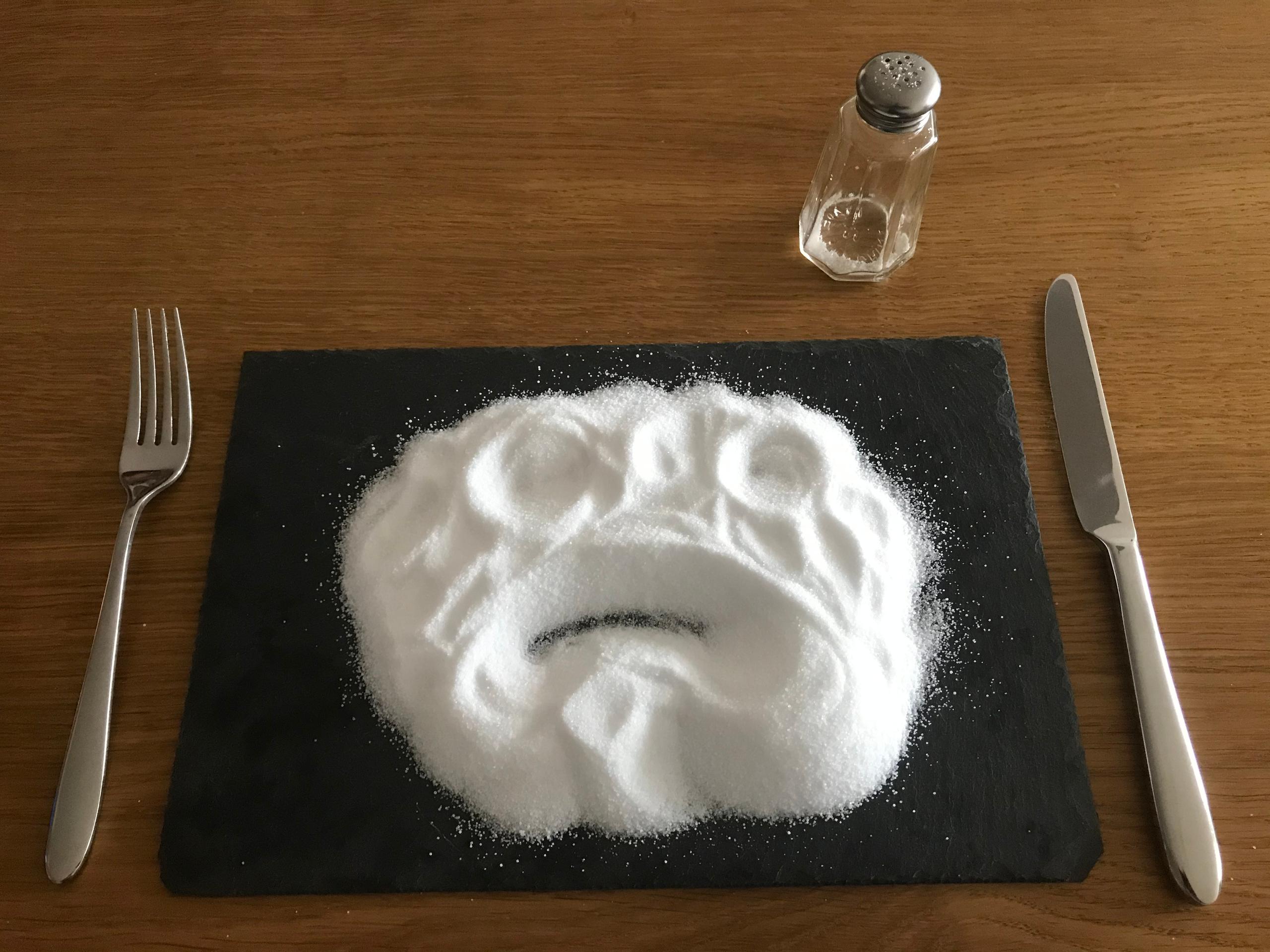 Montón de sal sobre un mantel en una mesa