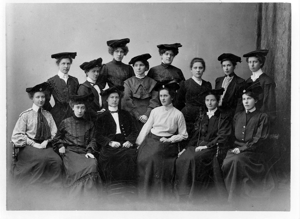 جمعية الطالبات بجامعة برن حوالي عام 1900.
