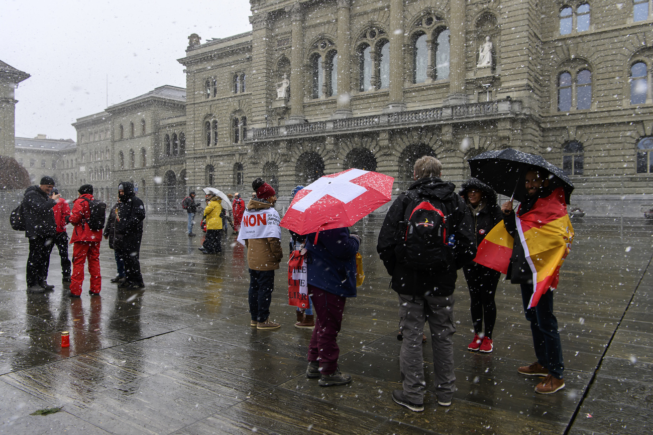 Vereinzelte Demonstrierende vor dem Bundeshaus