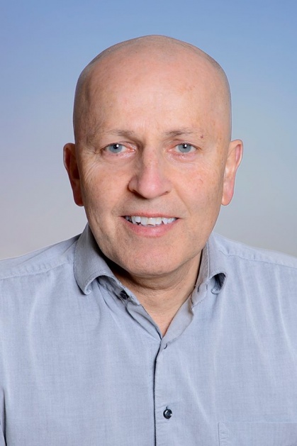 Portrait d une homme en chemise et au crâne rasé