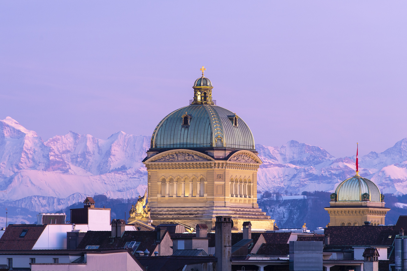 Palazzo federale verso il tramonto con dietro le Alpi bernesi.