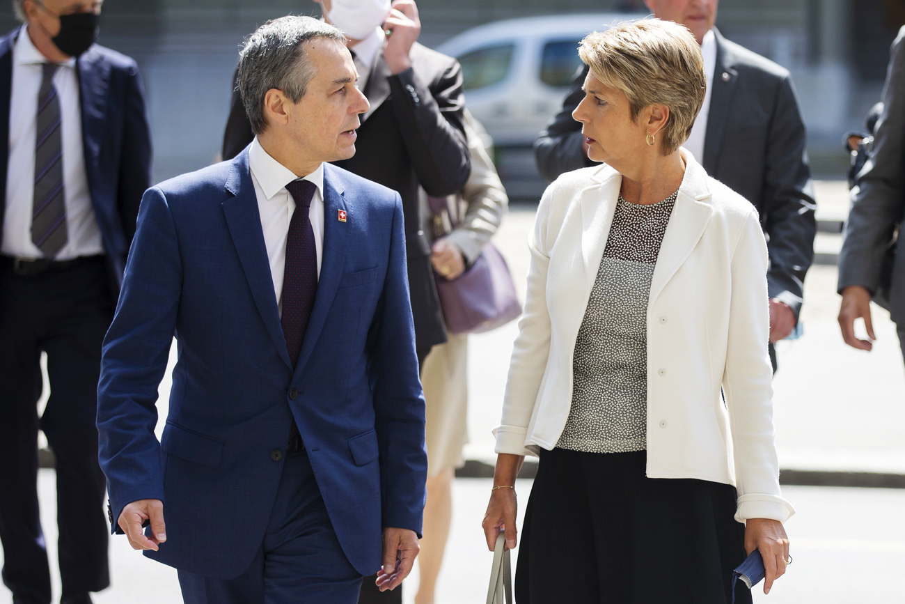 ignazio cassis mentre parla con una donna