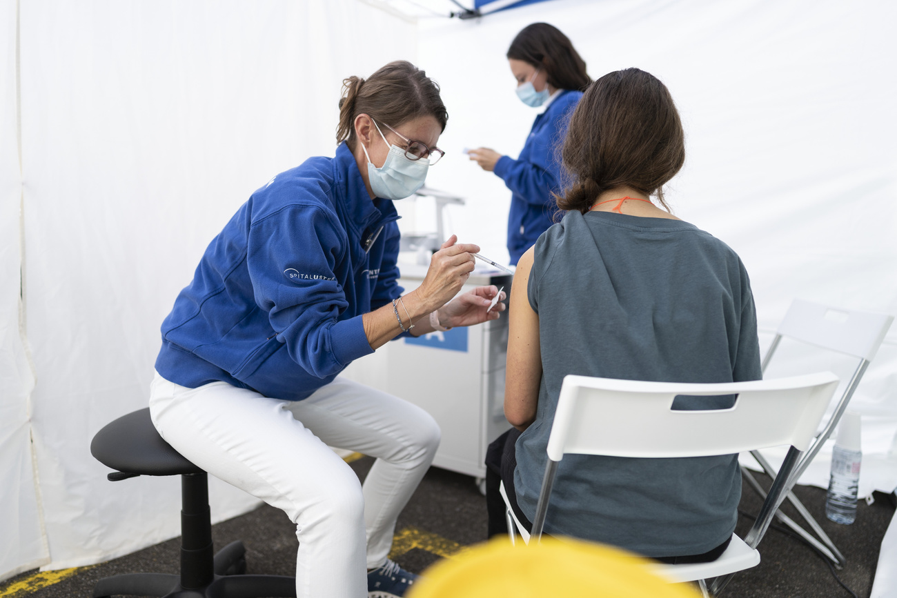 Enfermeras administrando la vacuna COVID-19