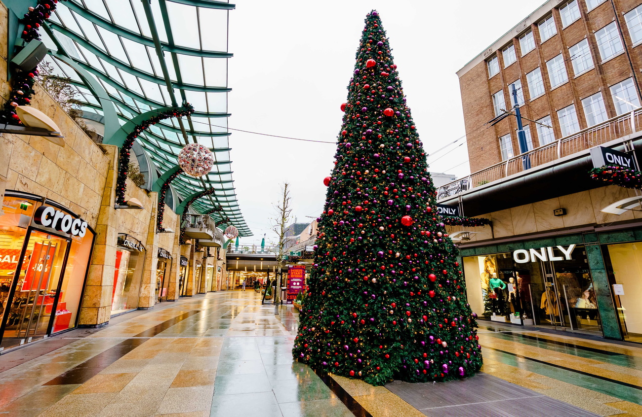 centro commerciale vuoto con albero di natale in primo piano