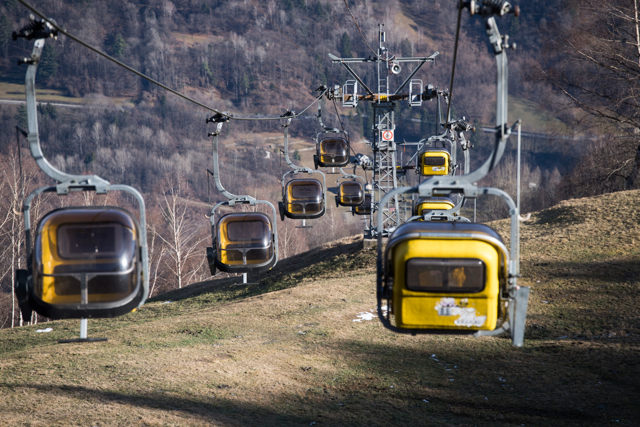 Remontées mécaniques dans des montagnes sans neige