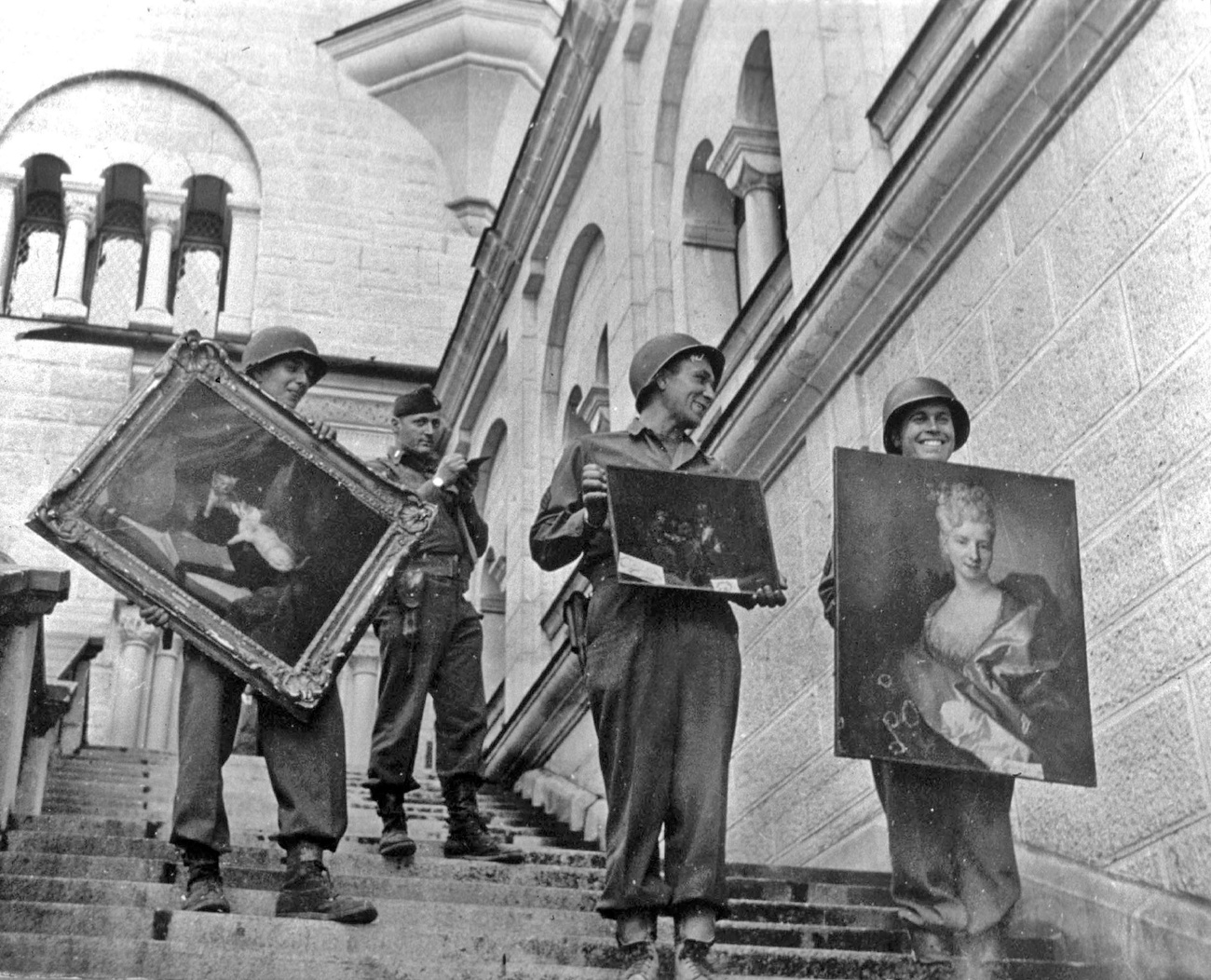 Pinturas encontradas no castelo de Neuschwanstein (Áustria) ao fim da Guerra,