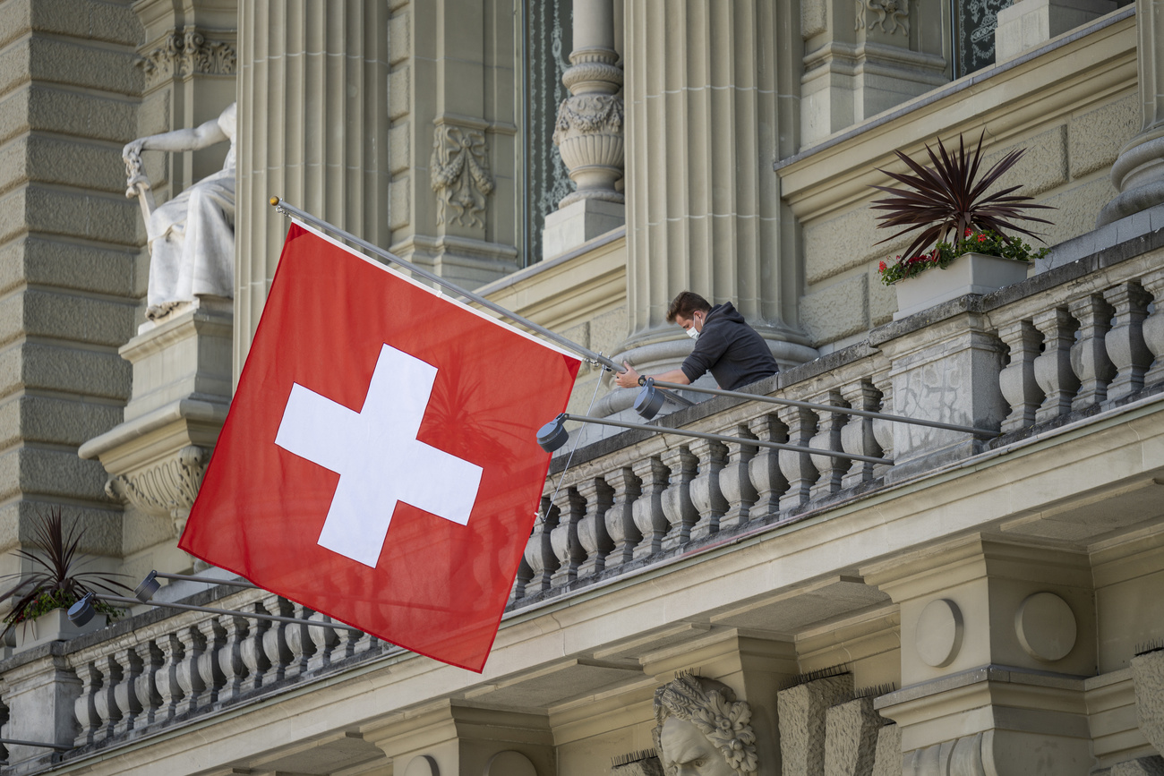 La bandera suiza colgada en la fachada del Palacio Federal