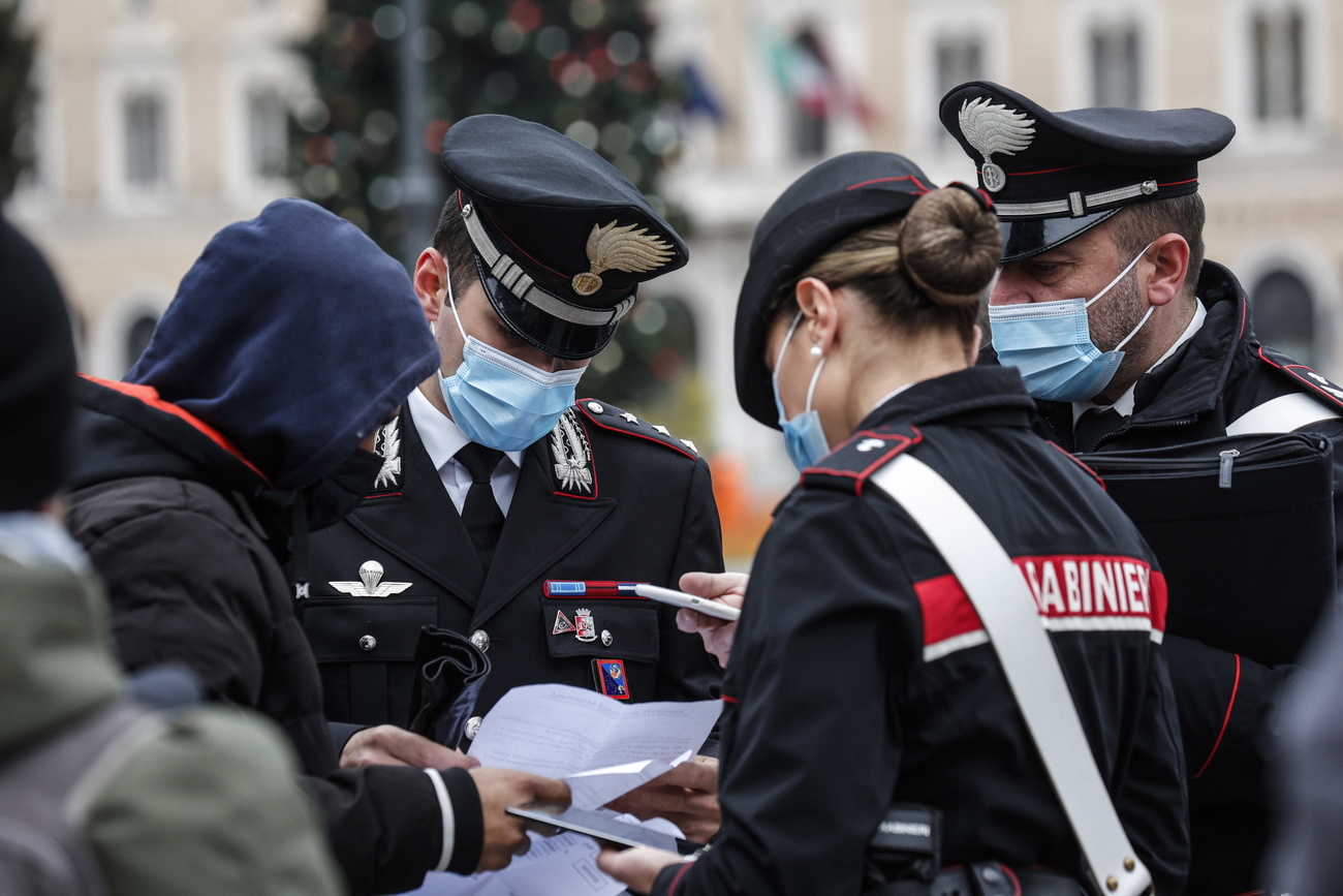 CArabinieri controllano il certificato covid davanti alla stazione termini di Roma