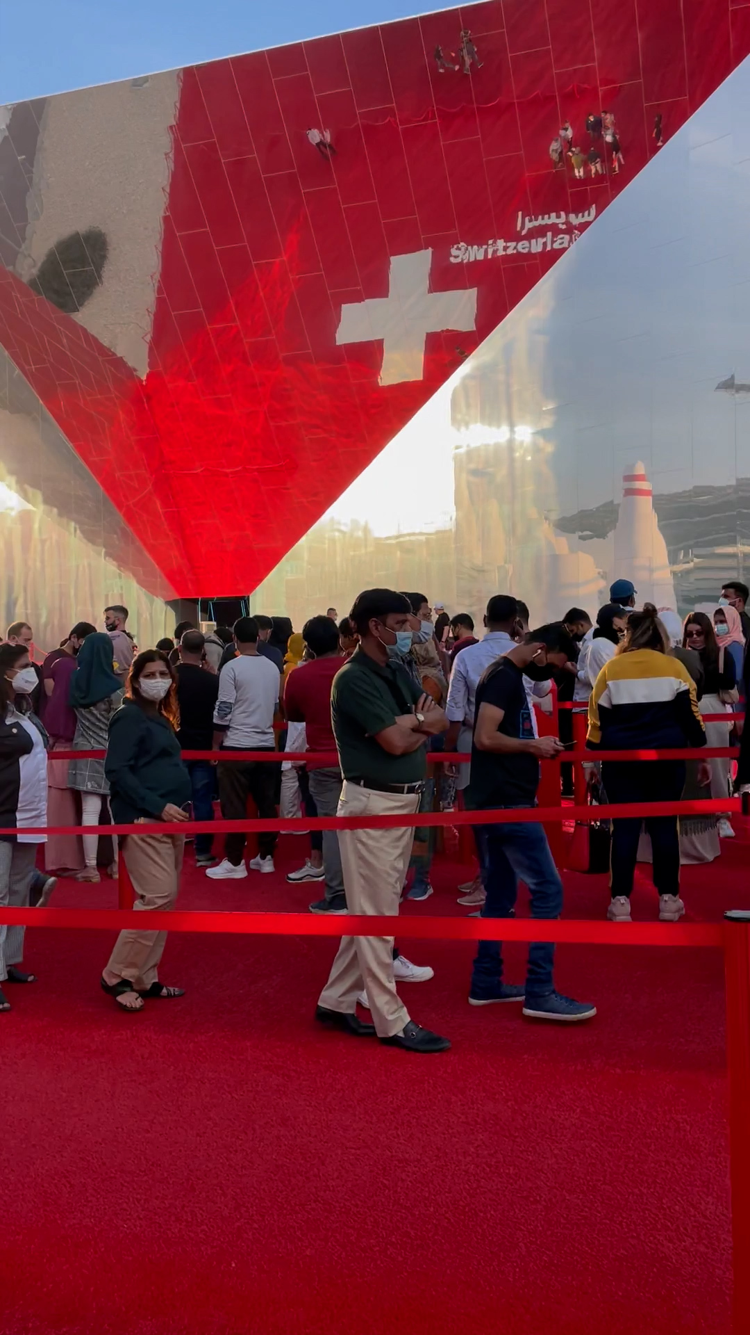 زوار أمام الجناح السويسري في معرض اكسبو 2020 في دبي