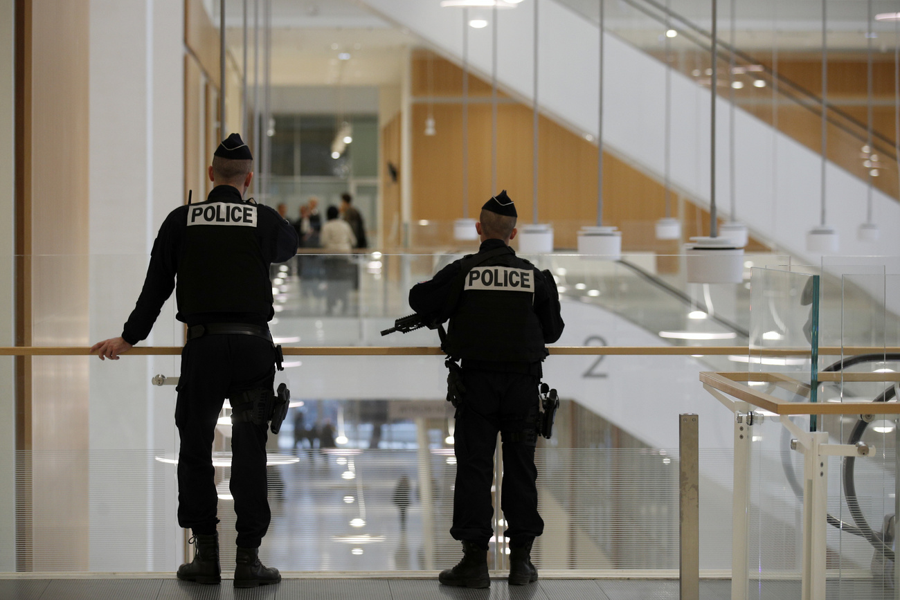 Agenti nel palazzo di giustizia parigino in cui si è svolto l appello a carico di Ubs.