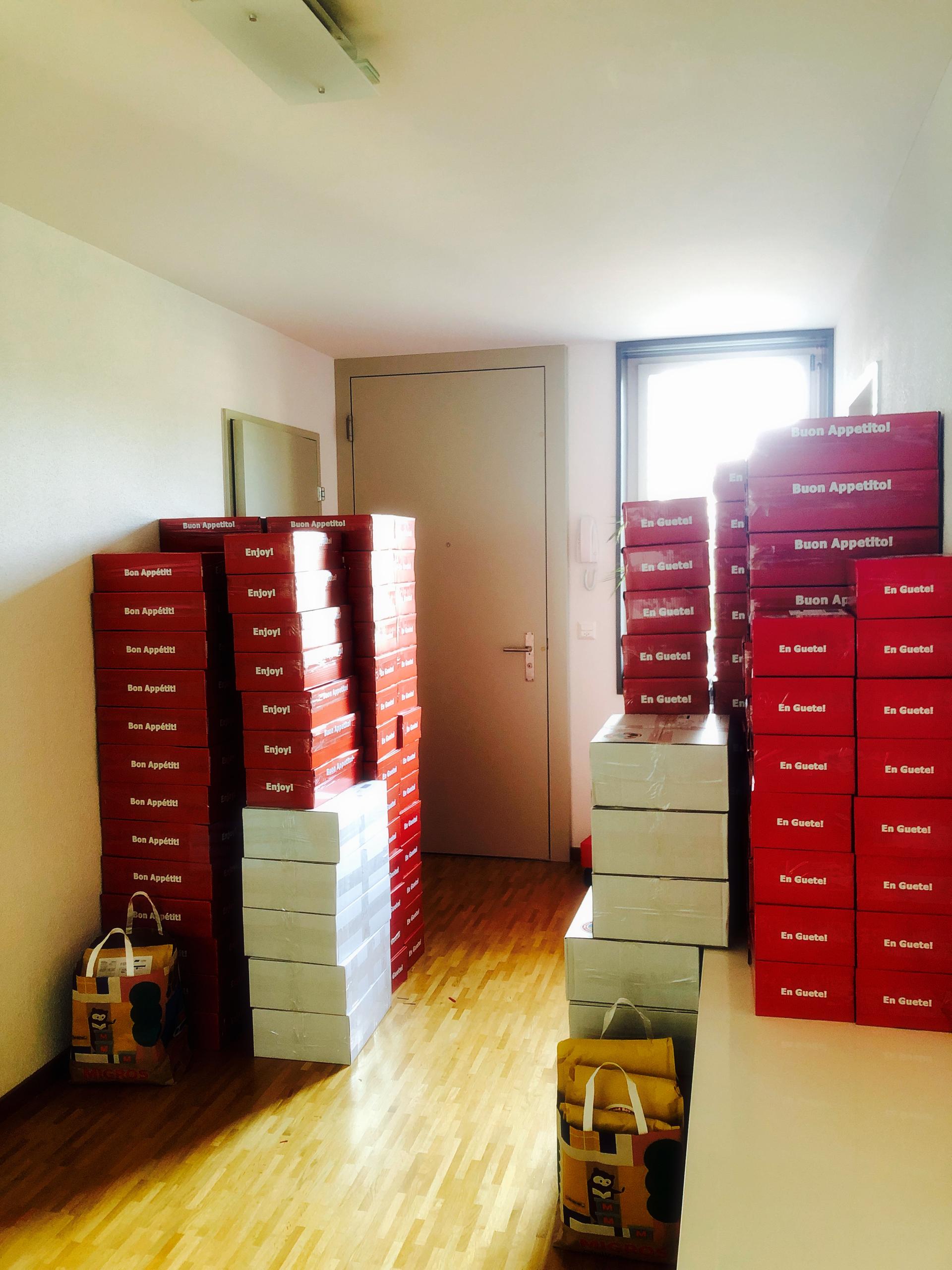 Boxenstapel im Flur