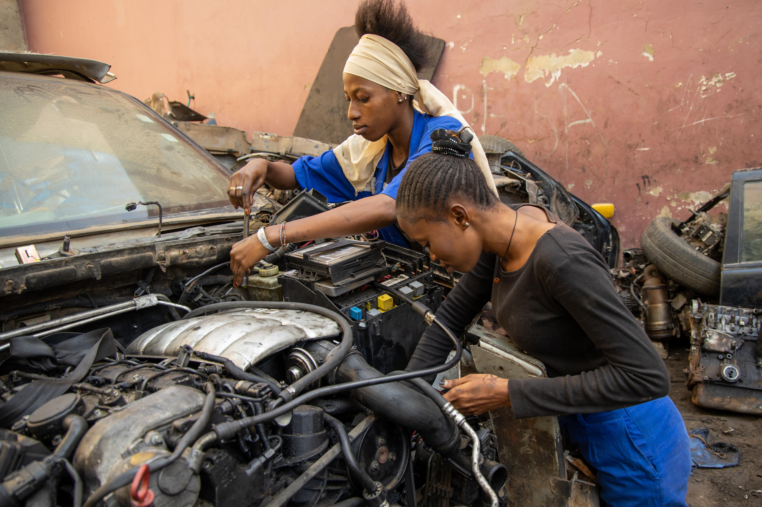 Junge Mädchen bei einer Mechanikerlehre