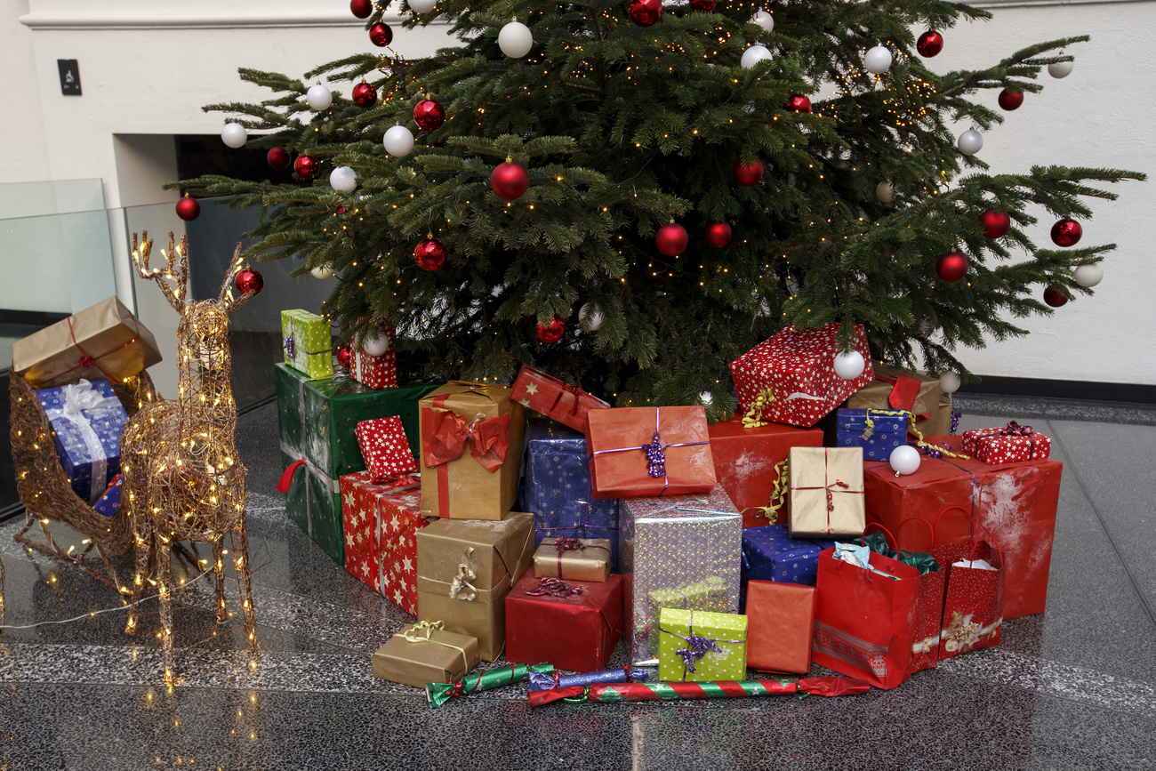 Geschenke unter einem Weihnachtsbaum
