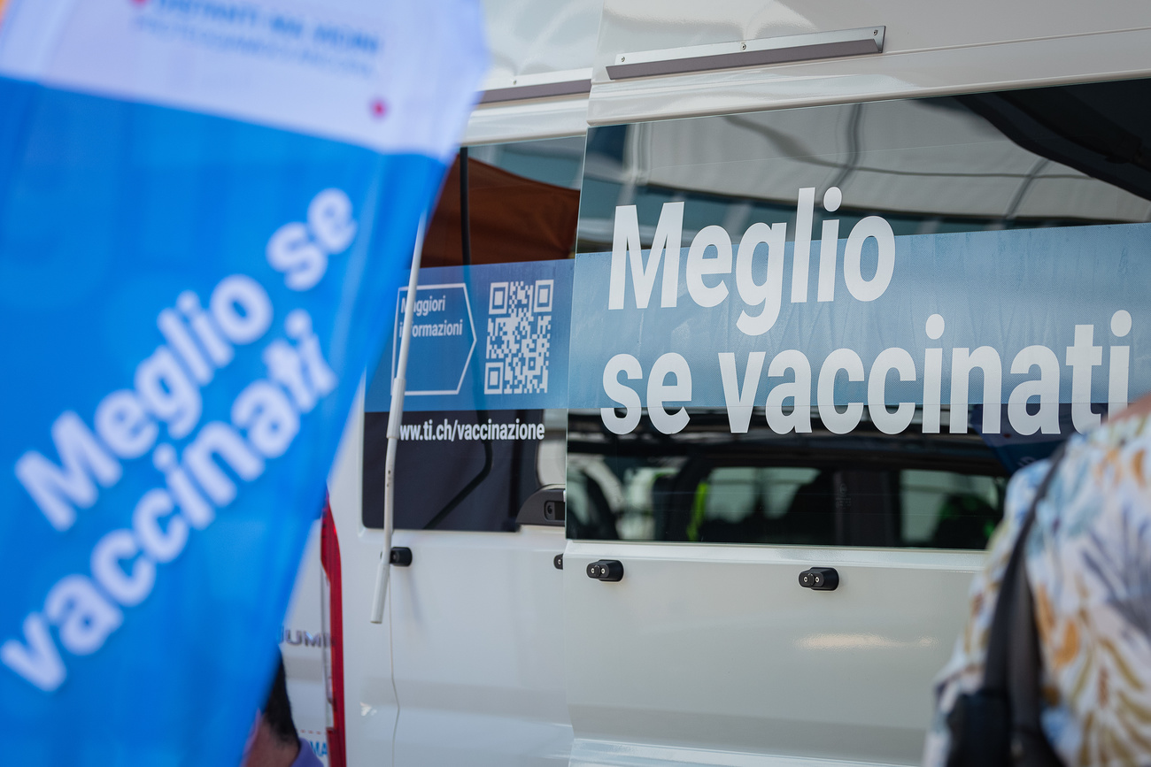 Un furgone per la vaccinazione con la scritta Meglio se vaccinati.