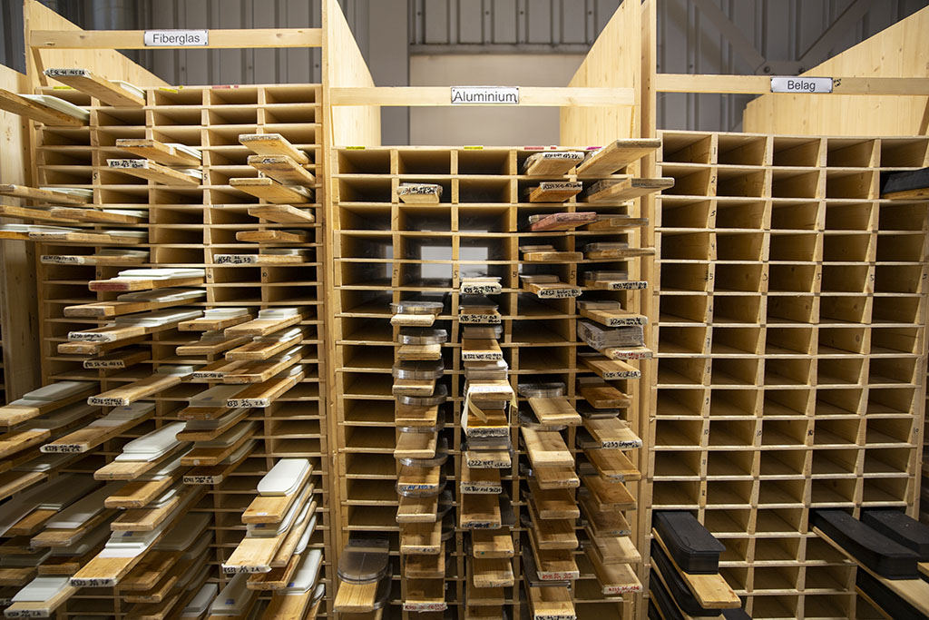 Lastre di legno disposte in grande scaffale a compartimenti stretti