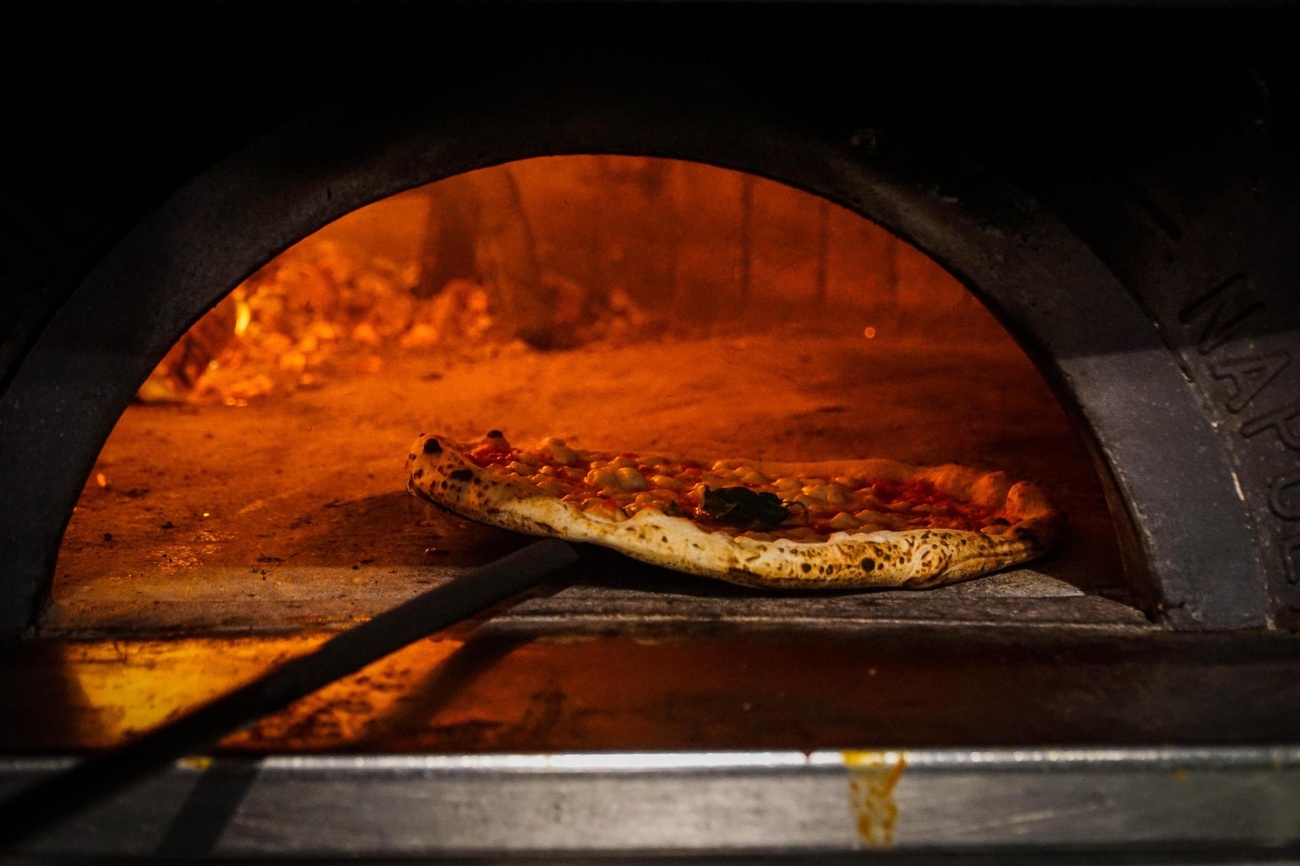 pizza estratta da forno a legna