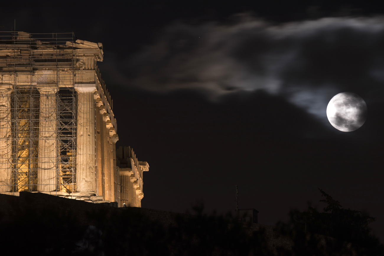 partenone con luna piena