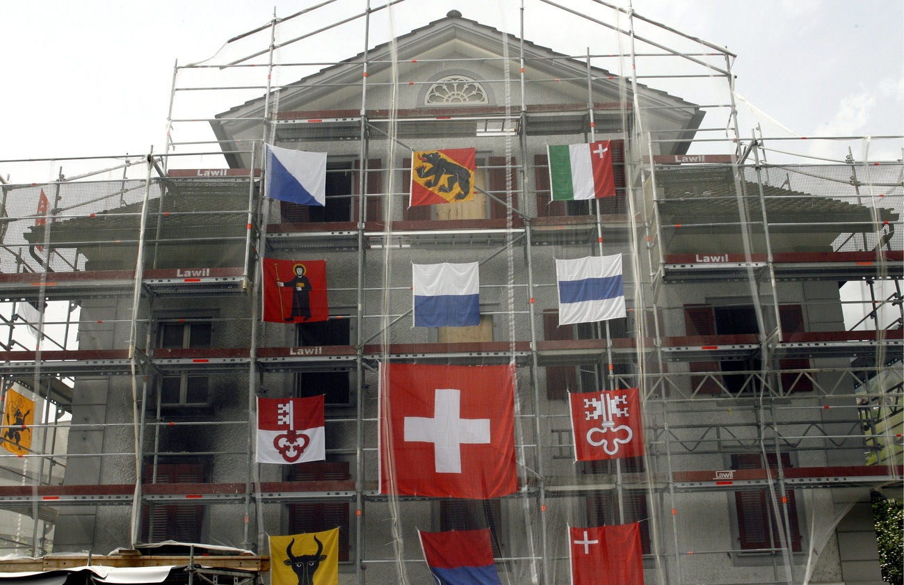 Andamio con bandera suiza y banderas cantonales