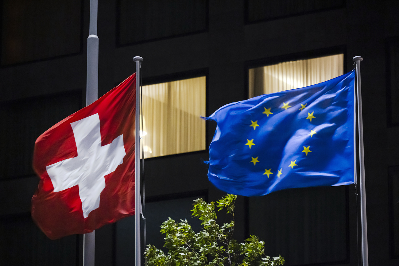 علم سويسري بجوار علم الاتحاد الأوروبي
