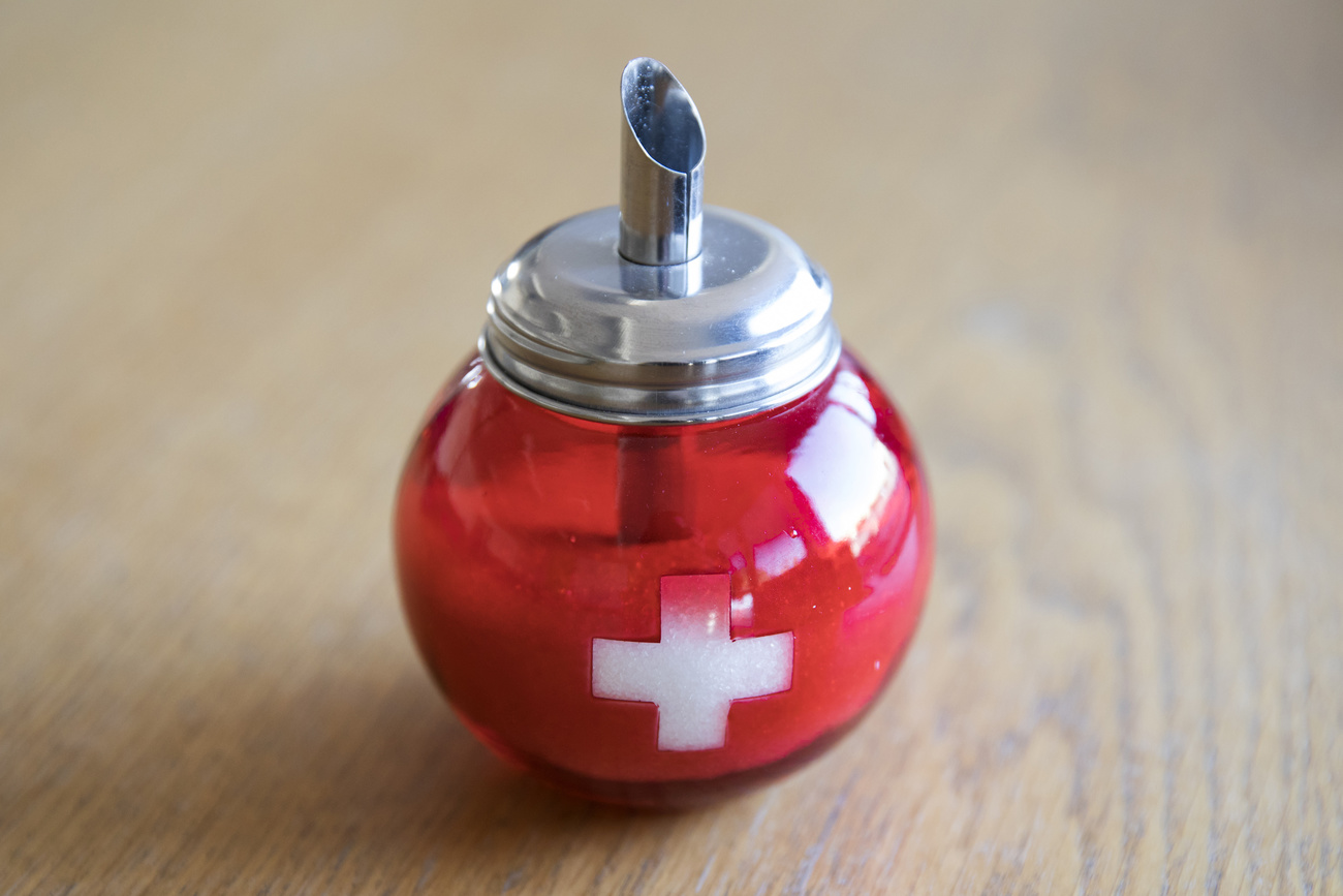 Un dosatore di zucchero con la bandiera svizzera.
