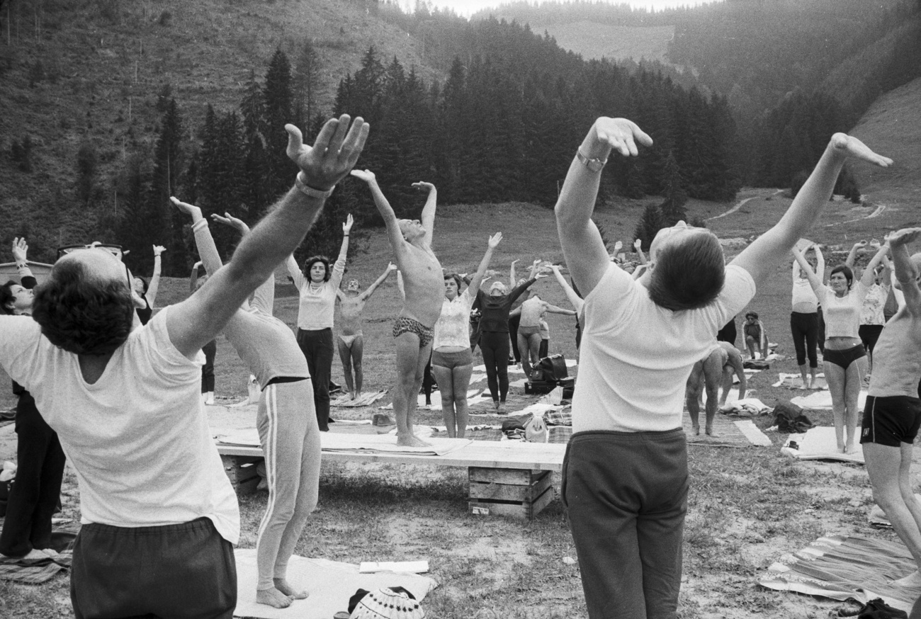 Personas haciendo yoga al aire libre