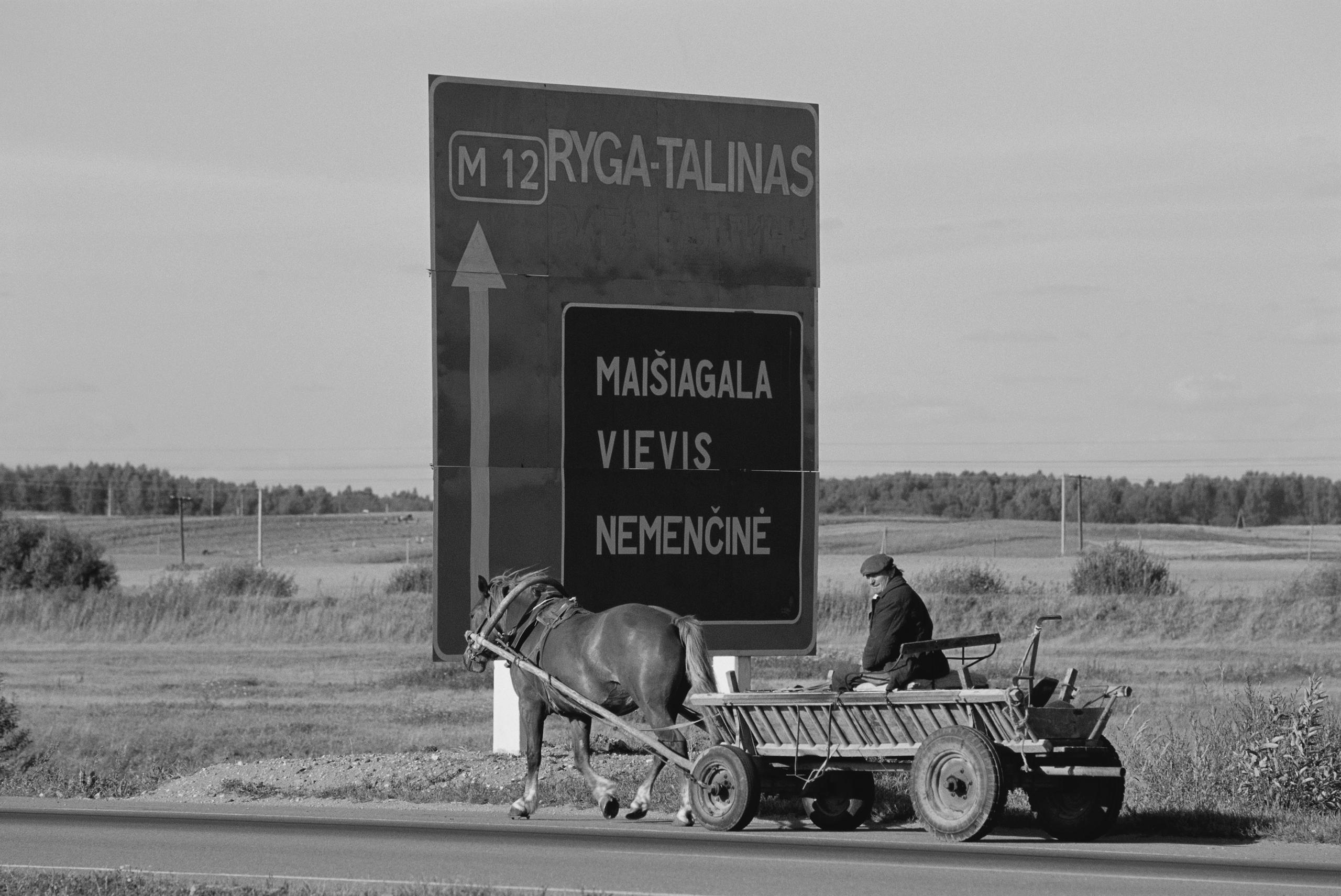 Bauer mit Karre auf Highway