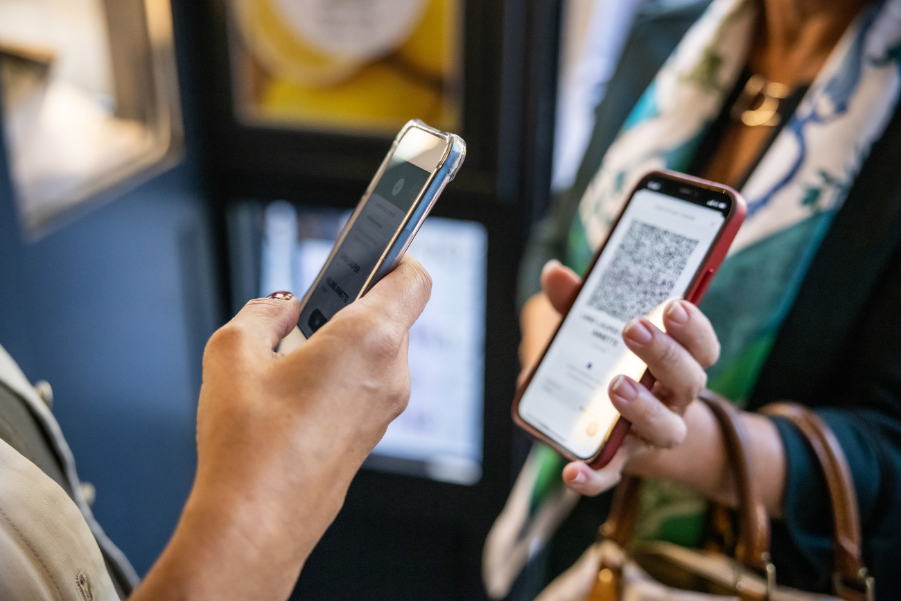 Dos personas con celulares en la mano