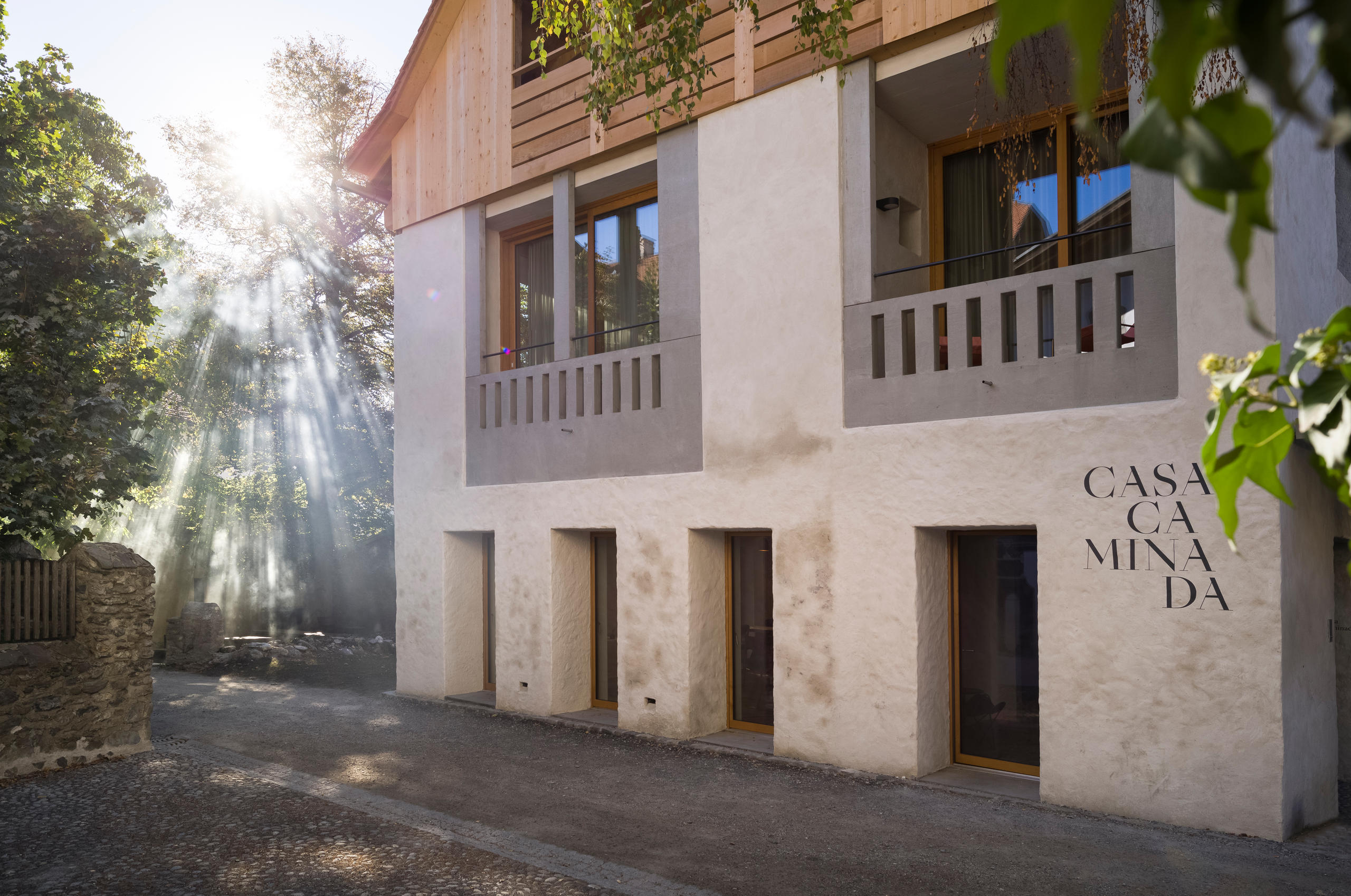 Bâtiment alpin en bois et en ciment.